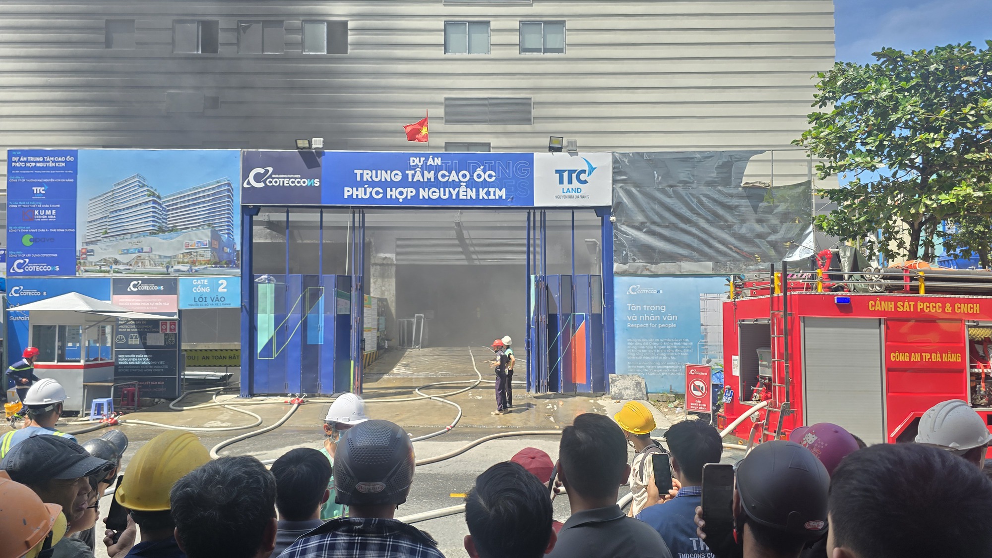 Ch&aacute;y tại c&ocirc;ng trường x&acirc;y dựng cao ốc Nguyễn Kim , h&agrave;ng trăm c&ocirc;ng nh&acirc;n sơ t&aacute;n khẩn cấp - Ảnh 7.