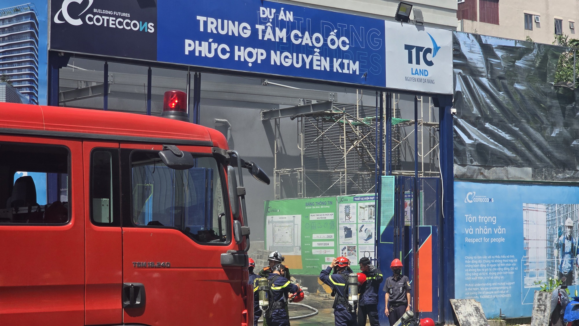 Ch&aacute;y tại c&ocirc;ng trường x&acirc;y dựng cao ốc Nguyễn Kim , h&agrave;ng trăm c&ocirc;ng nh&acirc;n sơ t&aacute;n khẩn cấp - Ảnh 6.