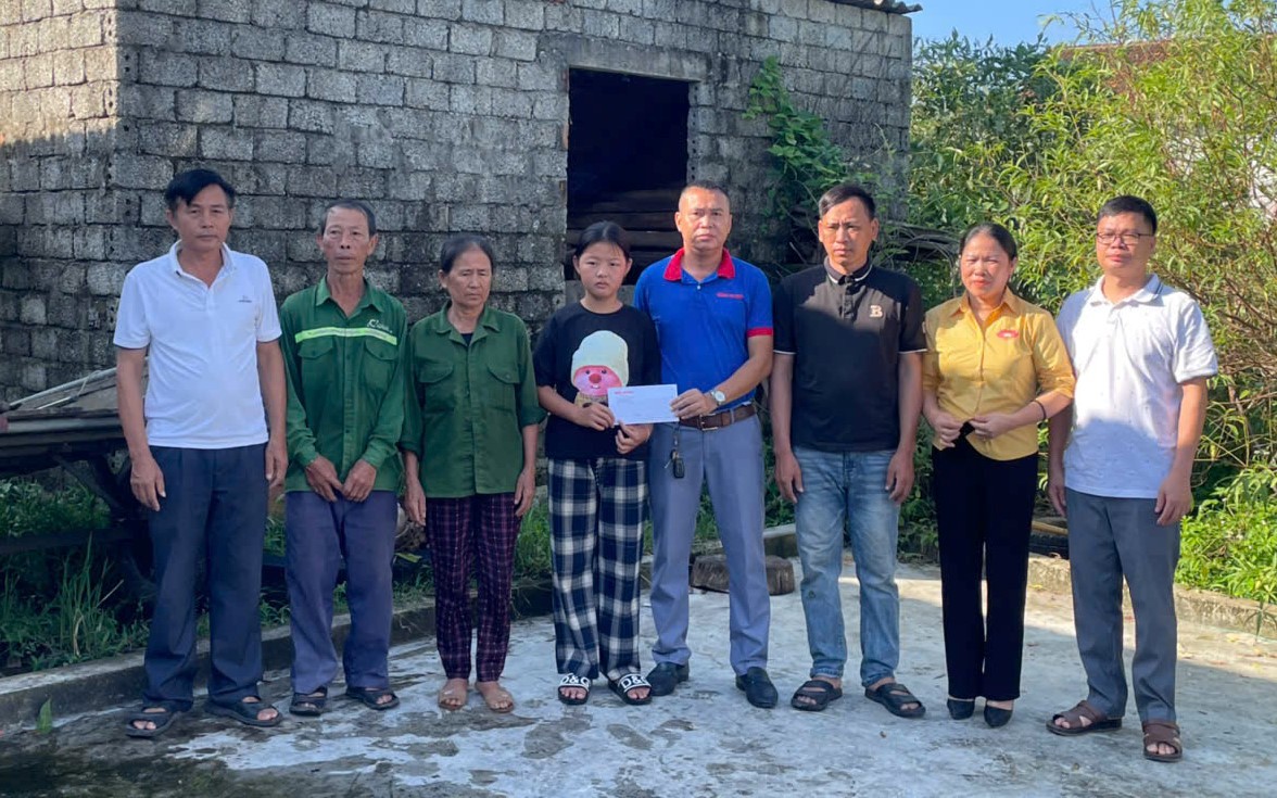 Trao khoản hỗ trợ của bạn đọc cho 3 gia đình ở Nghệ An