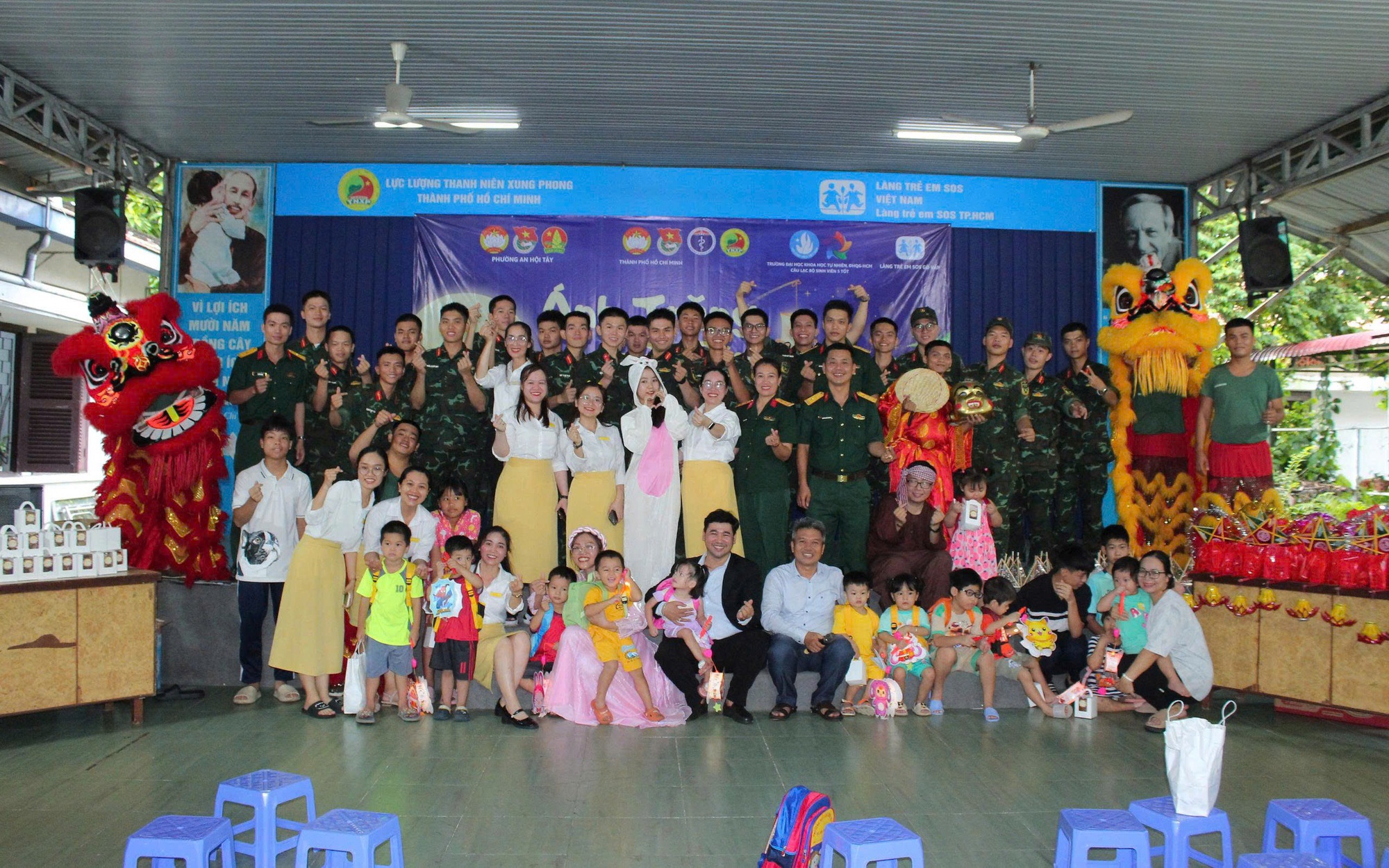 Trung thu nghĩa tình của chiến sĩ với trẻ em Làng SOS Gò Vấp