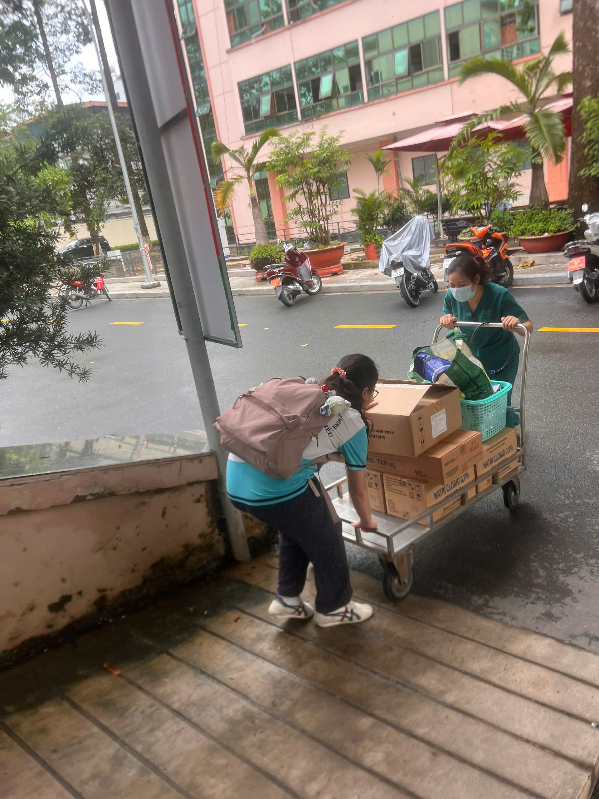 Hết l&ograve;ng phụng sự cộng đồng - Ảnh 1.