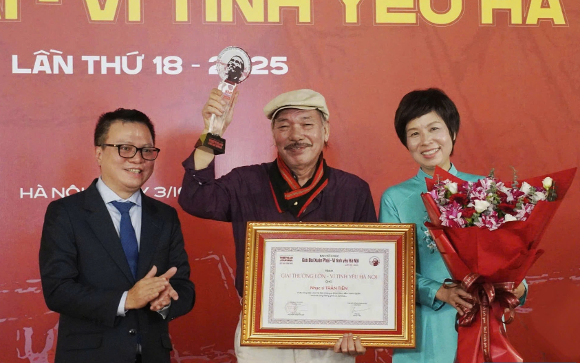 Nhạc sĩ Trần Tiến nhận Giải thưởng Bùi Xuân Phái - Vì tình yêu Hà Nội