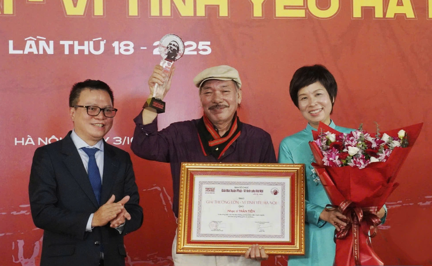 Nhạc sĩ Trần Tiến nhận Giải thưởng Bùi Xuân Phái Vì tình yêu Hà Nội - Ảnh 1.