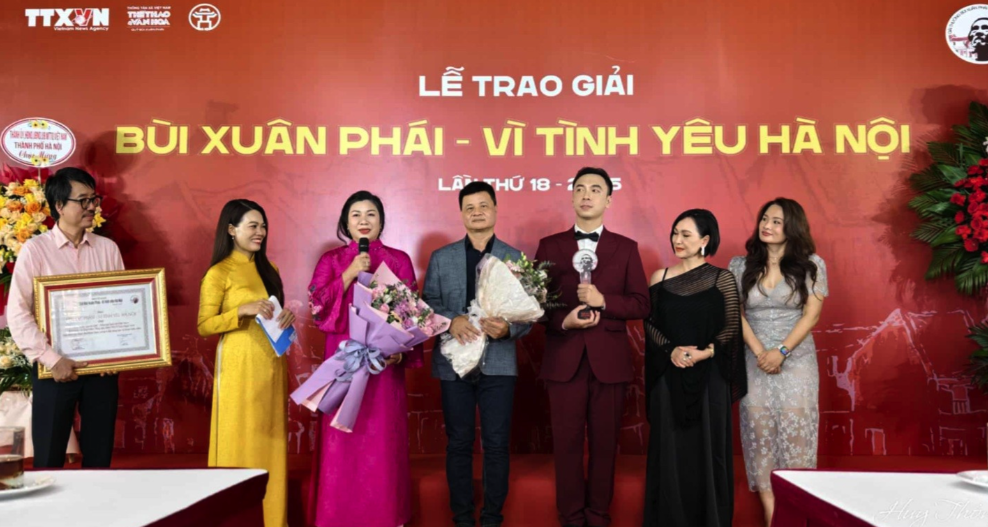 Nhạc sĩ Trần Tiến nhận Giải thưởng Bùi Xuân Phái Vì tình yêu Hà Nội - Ảnh 4.