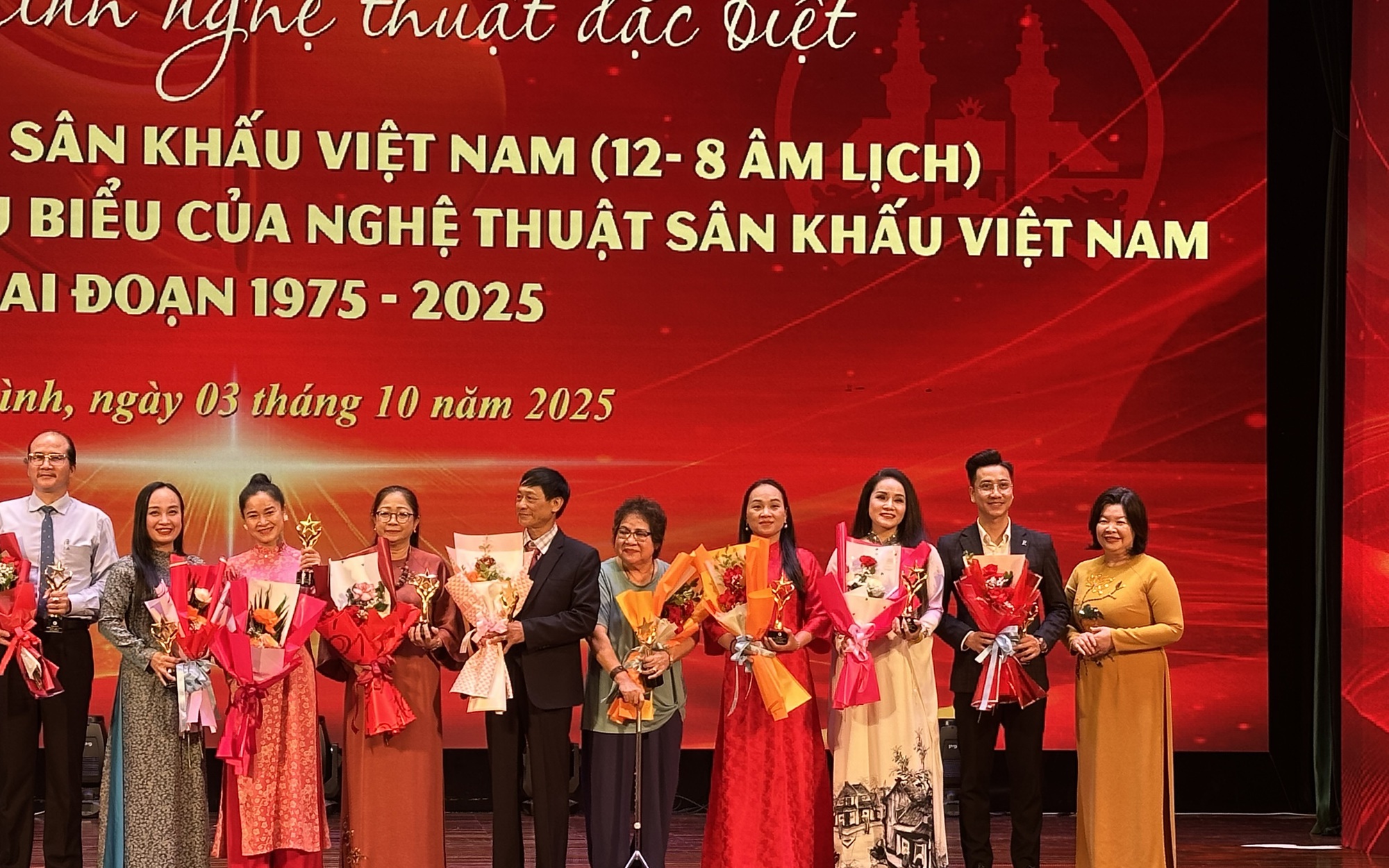 Vinh danh 140 nghệ sĩ trong chương trình Hành trình 50 năm sân khấu Việt Nam