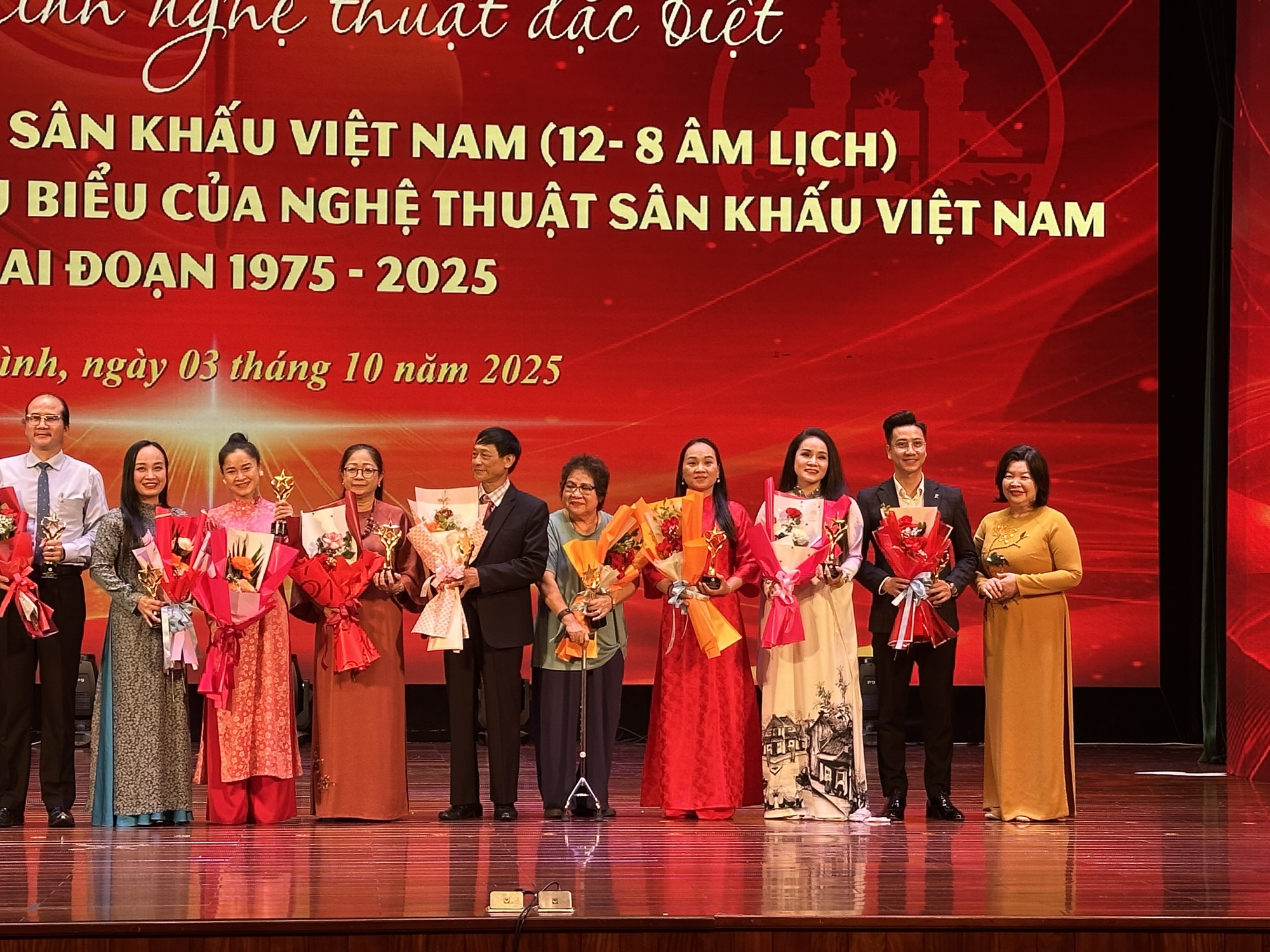 Vinh danh 140 nghệ sĩ trong chương tr&igrave;nh H&agrave;nh tr&igrave;nh 50 năm s&acirc;n khấu Việt Nam - Ảnh 1.