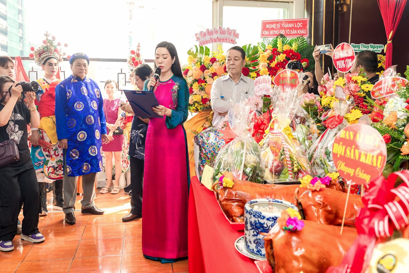 NSND Trịnh Kim Chi d&ugrave;ng 360 triệu tiền c&uacute;ng Tổ để gi&uacute;p b&agrave; con v&ugrave;ng lũ lụt   - Ảnh 1.