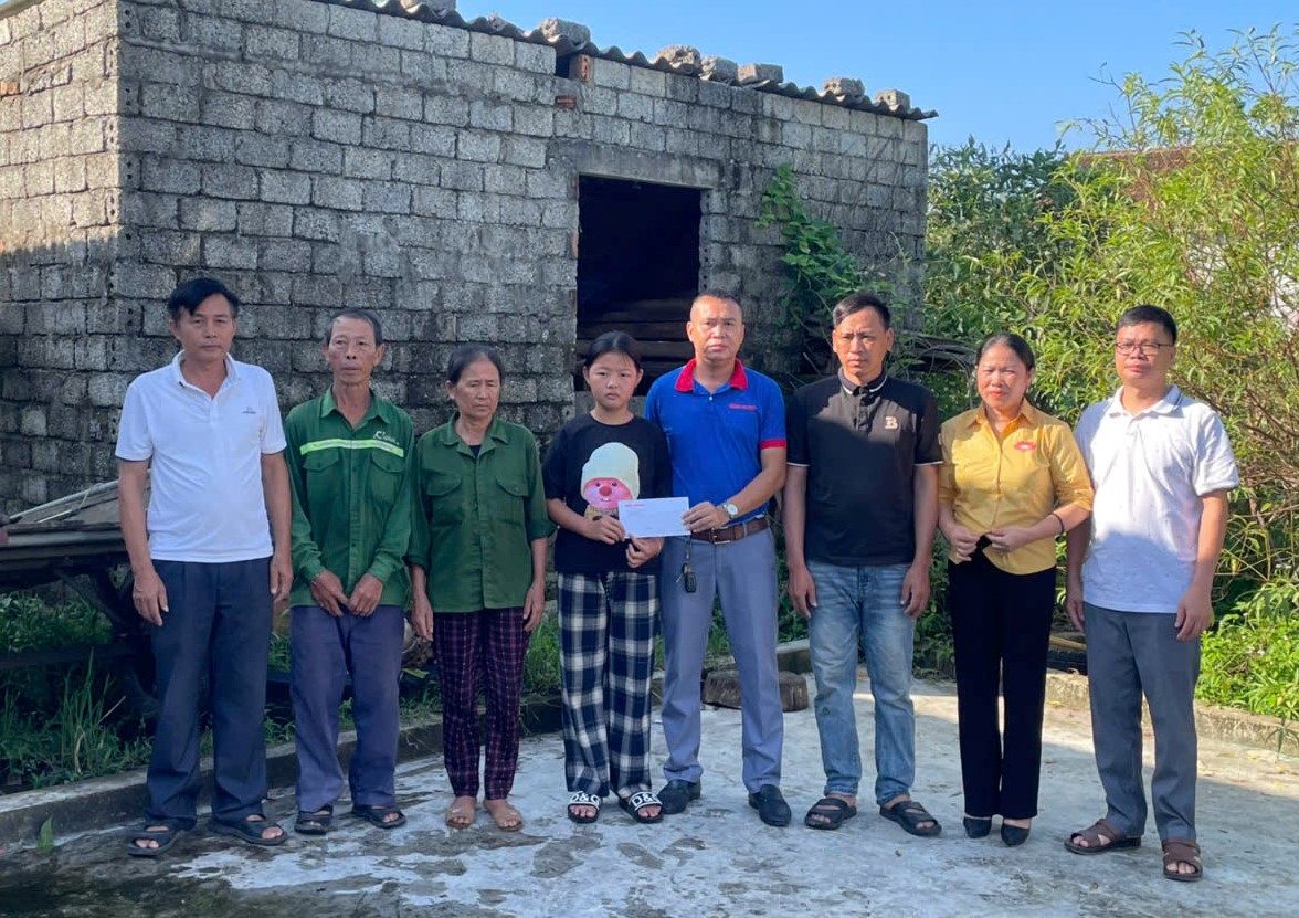 Báo Người Lao Động trao quà bạn đọc ủng hộ tới 3 gia đình có người thân tử vong do bão số 10 - Ảnh 1.
