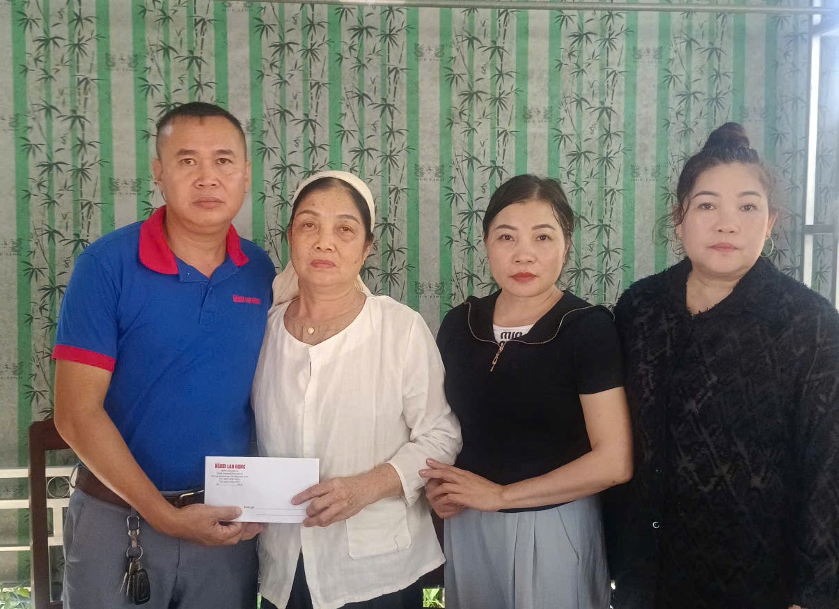 Báo Người Lao Động trao quà bạn đọc ủng hộ tới 3 gia đình có người thân tử vong do bão số 10 - Ảnh 4.