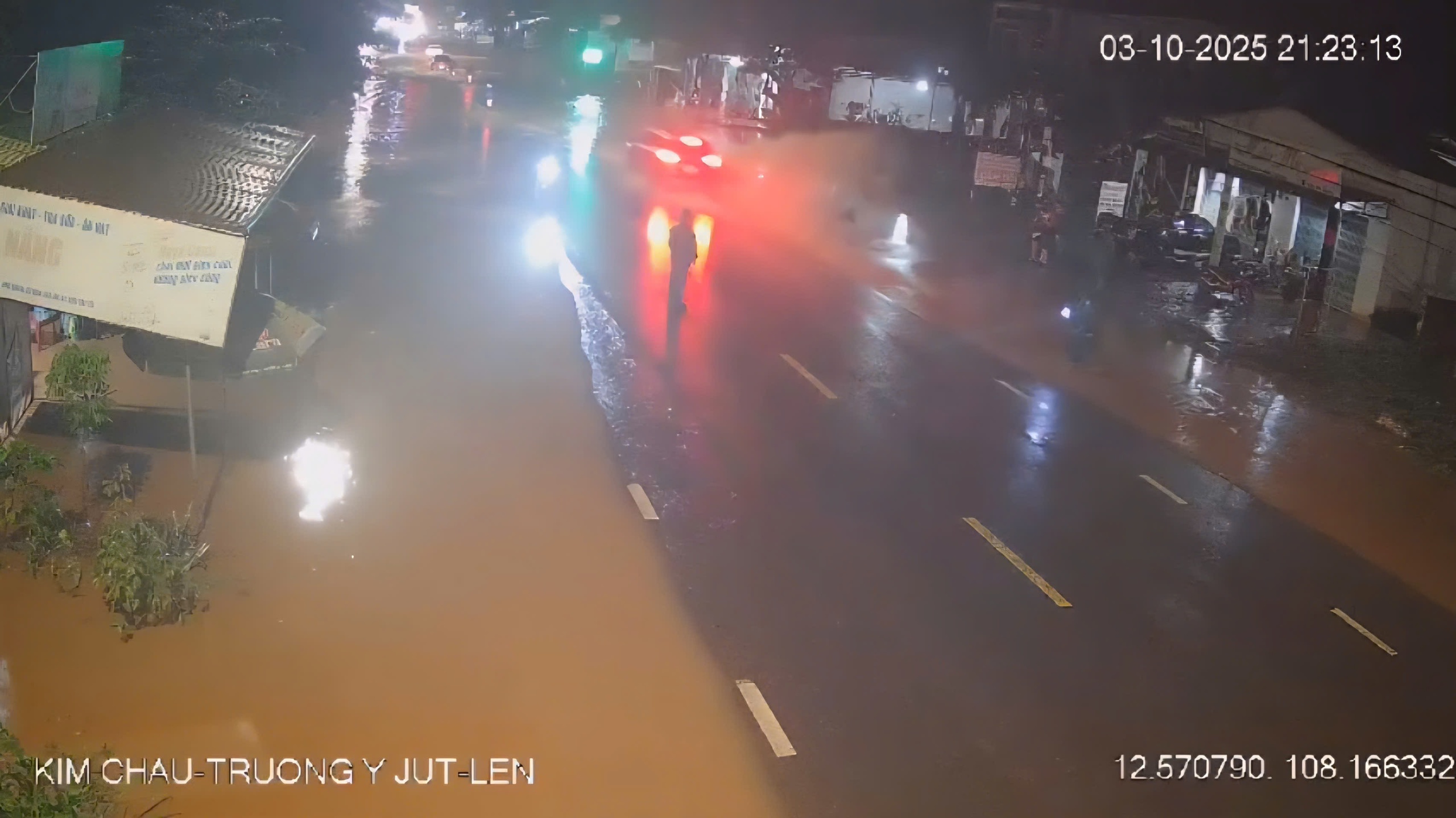 Người phụ nữ l&aacute;i xe chạy tốc độ cao, t&ocirc;ng Chủ tịch x&atilde; đang điều tiết giao th&ocirc;ng tử vong - Ảnh 1.