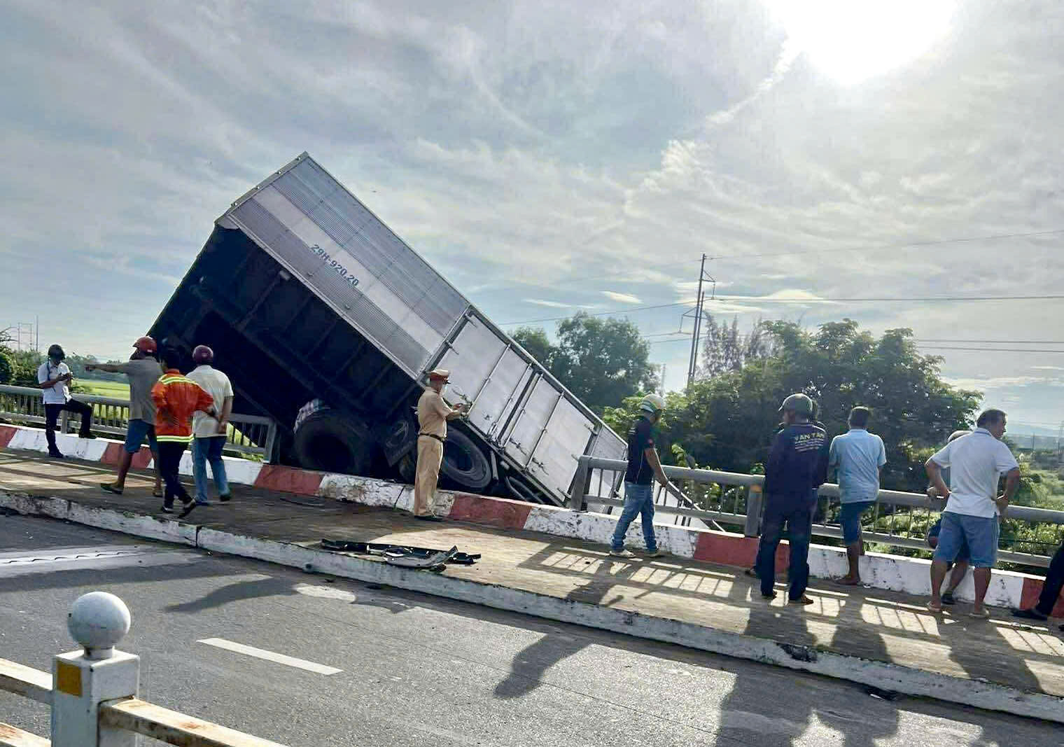 Xe tải t&ocirc;ng g&atilde;y hộ lan, rơi xuống s&ocirc;ng tr&ecirc;n Quốc lộ - Ảnh 2.