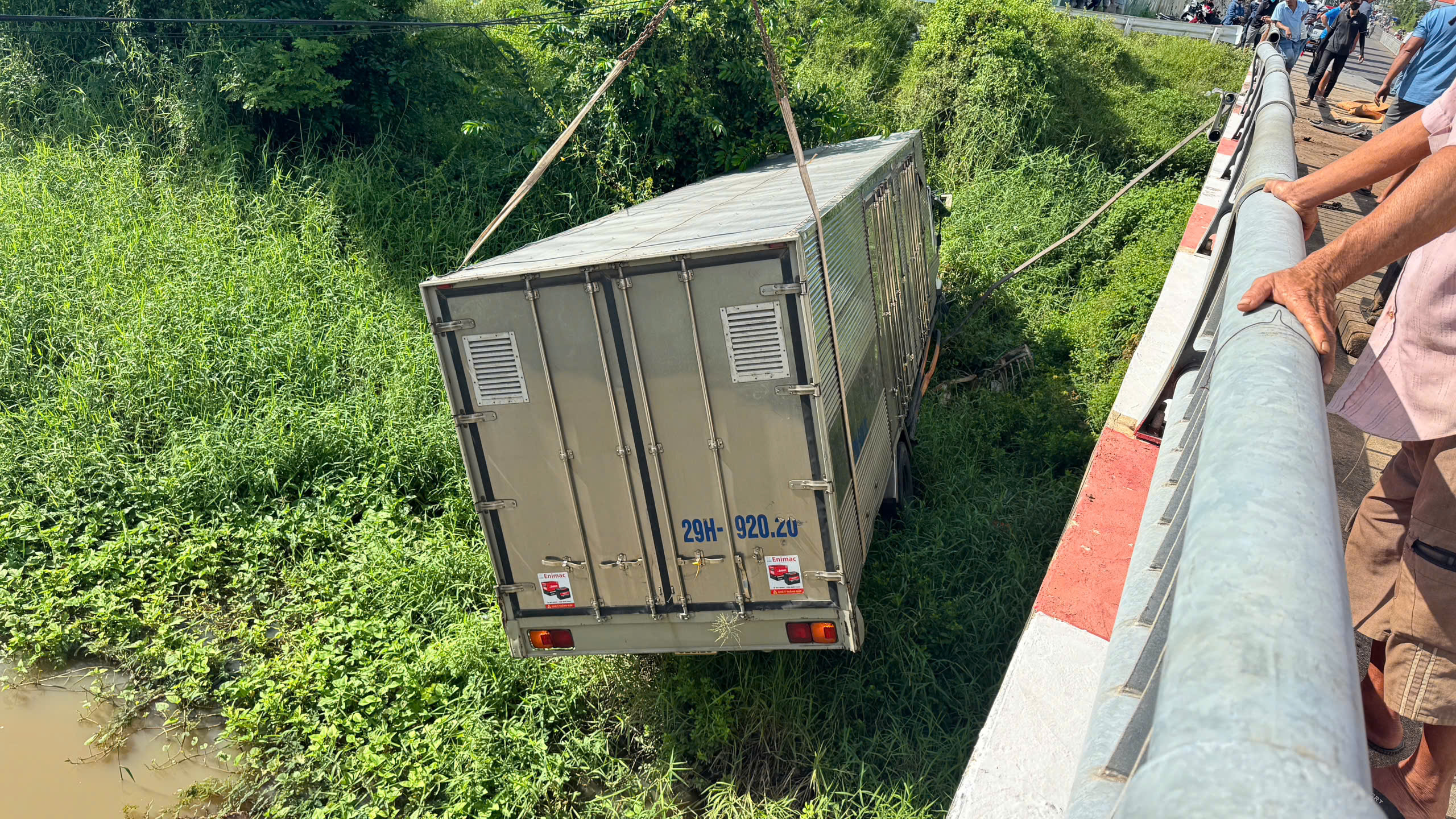 Xe tải t&ocirc;ng g&atilde;y hộ lan, rơi xuống s&ocirc;ng tr&ecirc;n Quốc lộ - Ảnh 1.