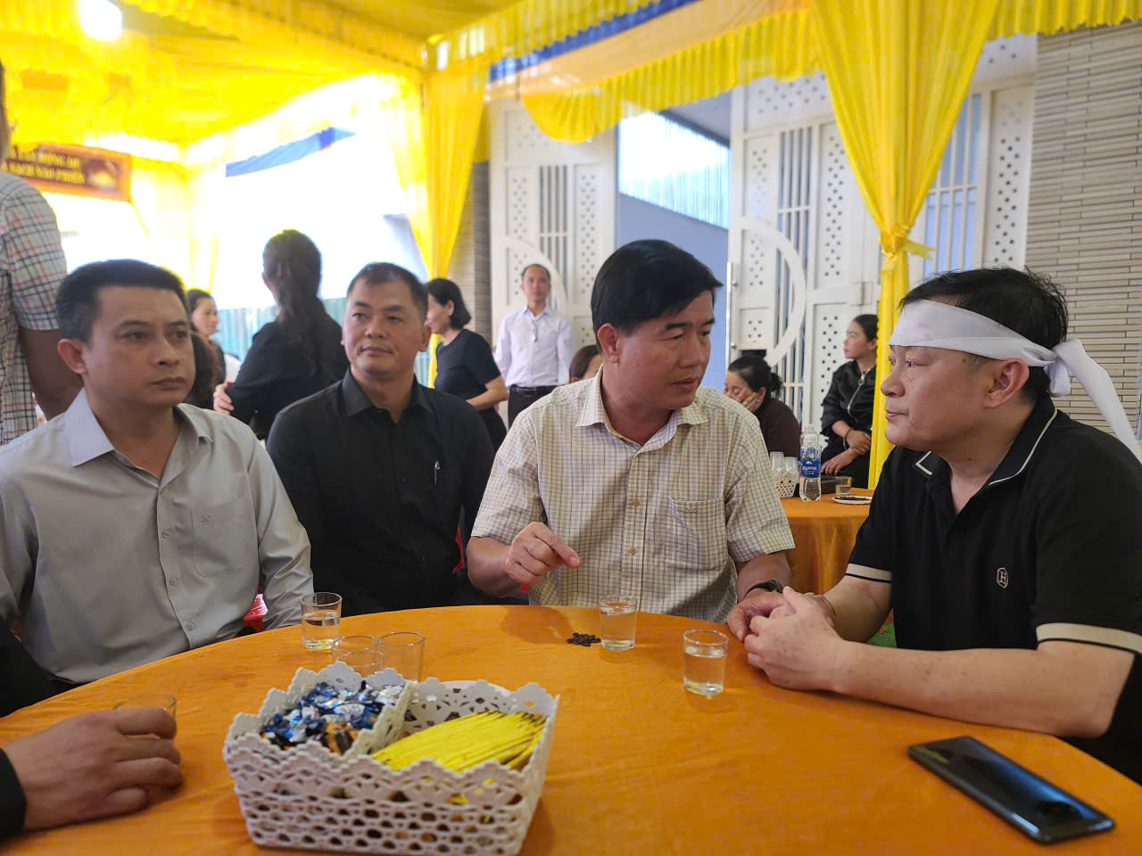Chủ tịch UBND tỉnh Đắk Lắk gửi thư chia buồn c&ugrave;ng gia đ&igrave;nh chủ tịch x&atilde; hy sinh - Ảnh 2.