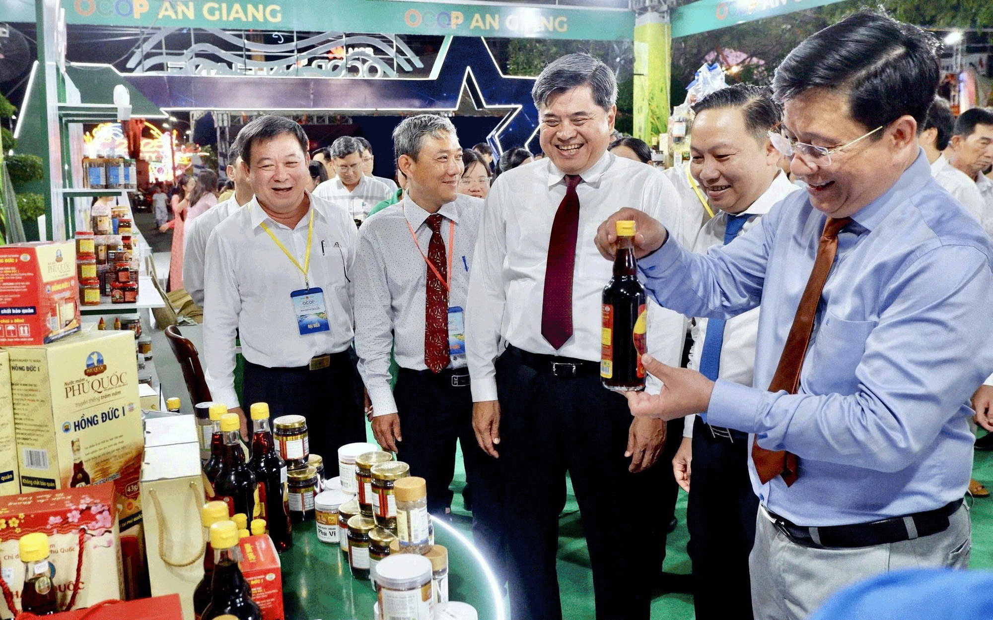 Nâng tầm thương hiệu sản phẩm OCOP - Ảnh 1.
