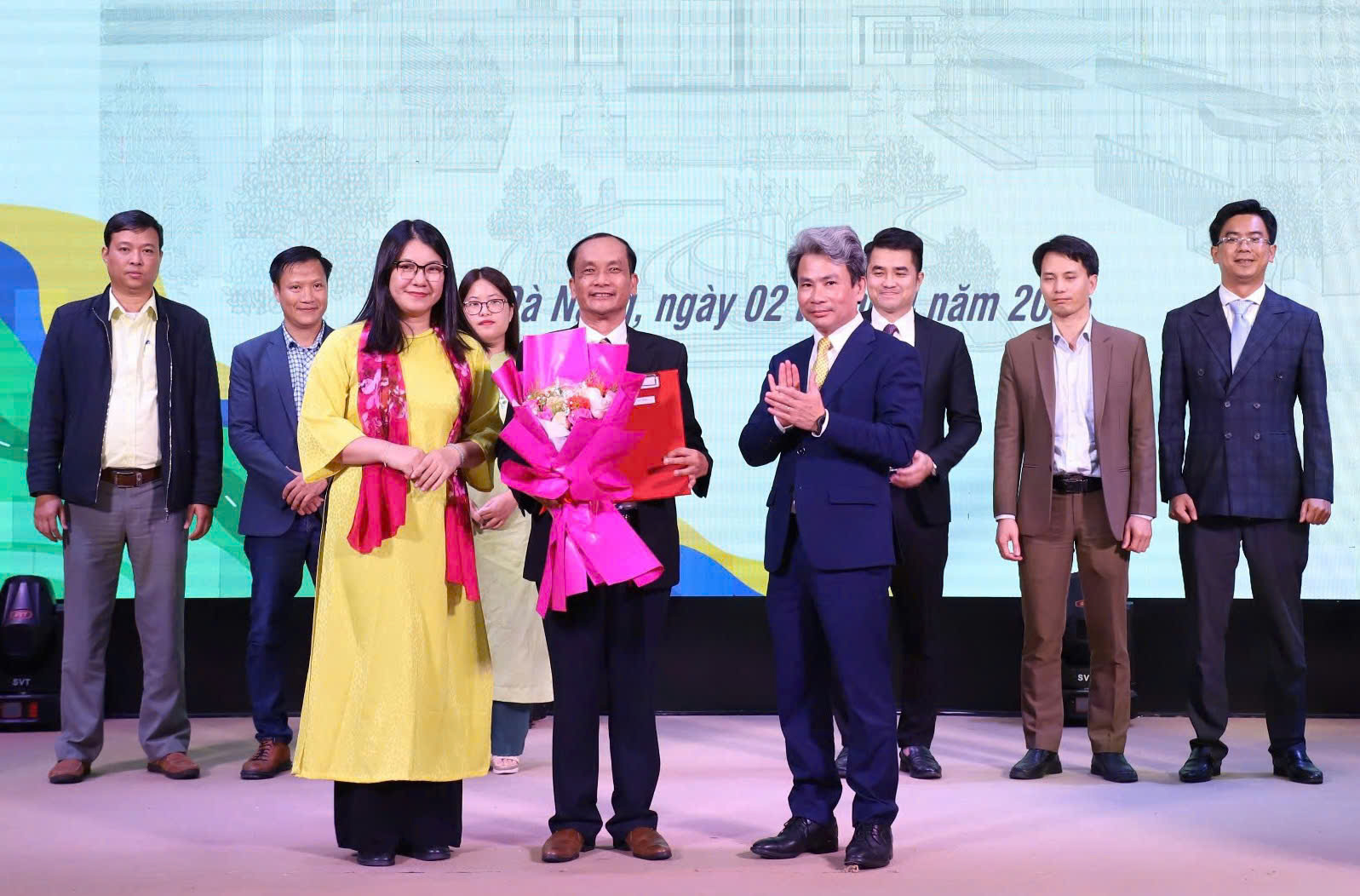 Người thầy kính yêu: Vững tay chèo trên đại dương tri thức - Ảnh 1.