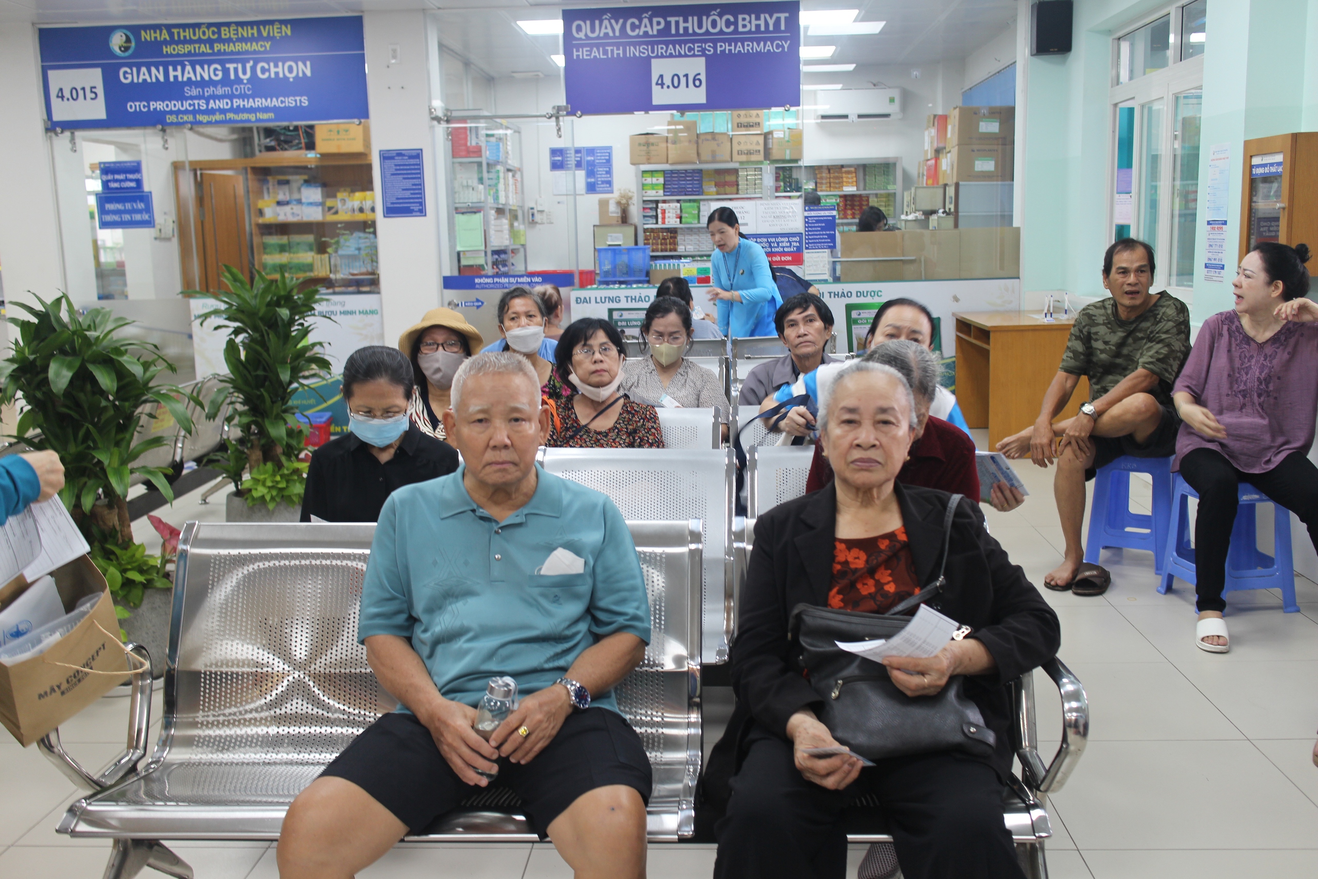 Người cao tuổi TP HCM phấn khởi vì được khám bệnh, tặng thẻ BHYT - Ảnh 2.