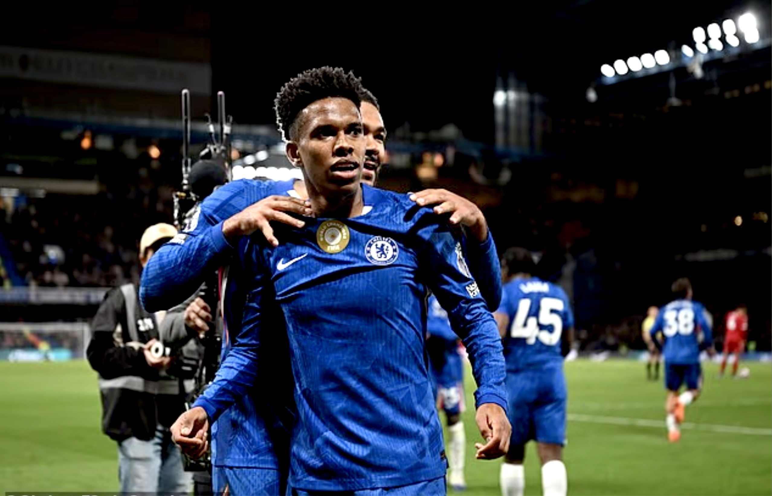 Chelsea nhấn ch&igrave;m Liverpool trong khủng hoảng - Ảnh 1.