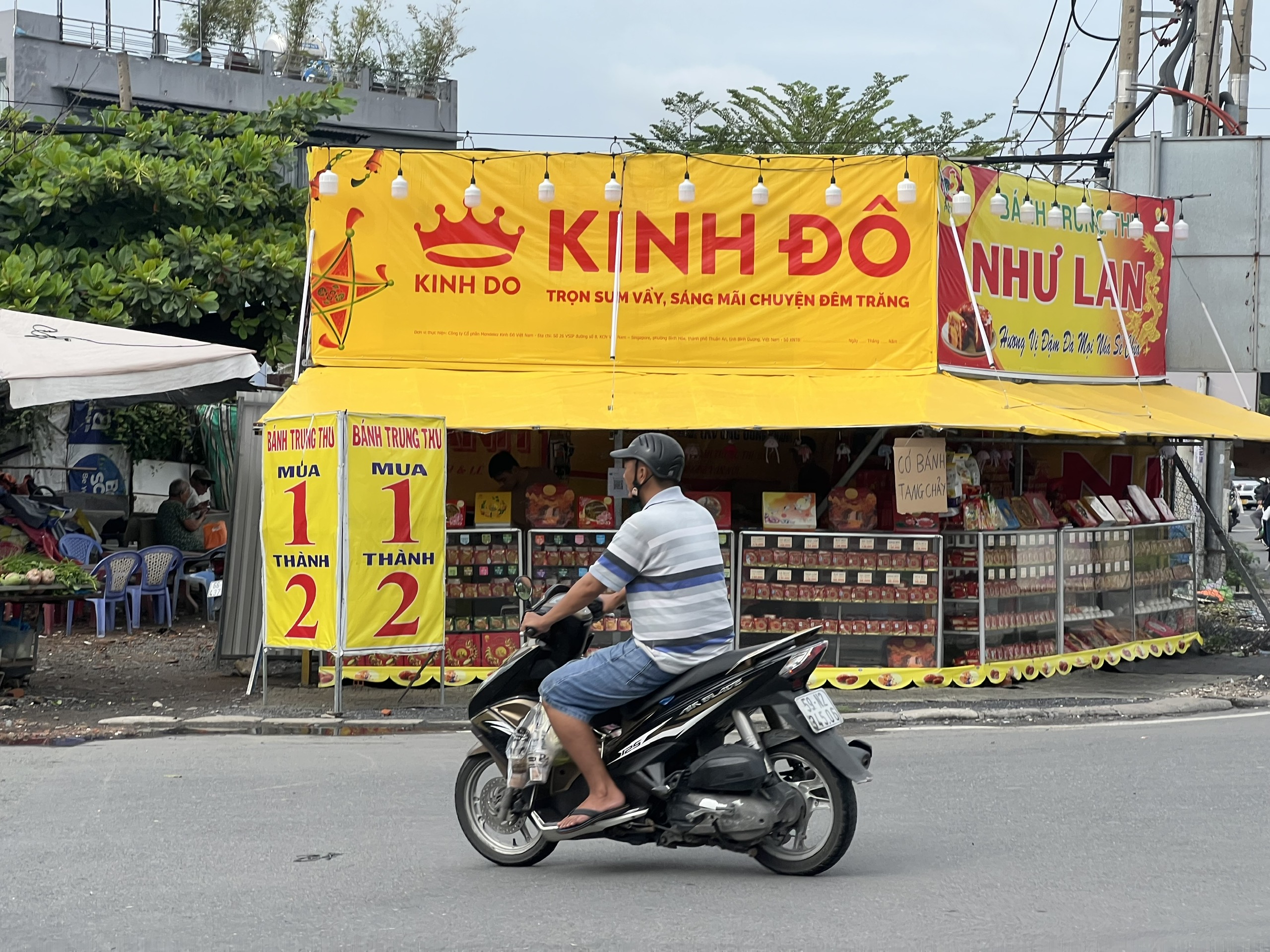 Thị trường b&aacute;nh trung thu 2025: Sự dịch chuyển mua sắm v&agrave; xu hướng ti&ecirc;u d&ugrave;ng mới - Ảnh 2.