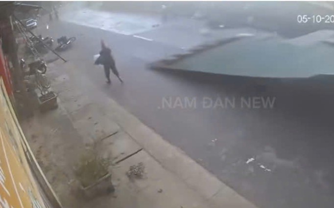 VIDEO: Gió lốc cuốn nhiều tấm tôn lớn bay xuống đường, người dân hoảng sợ bỏ xe chạy