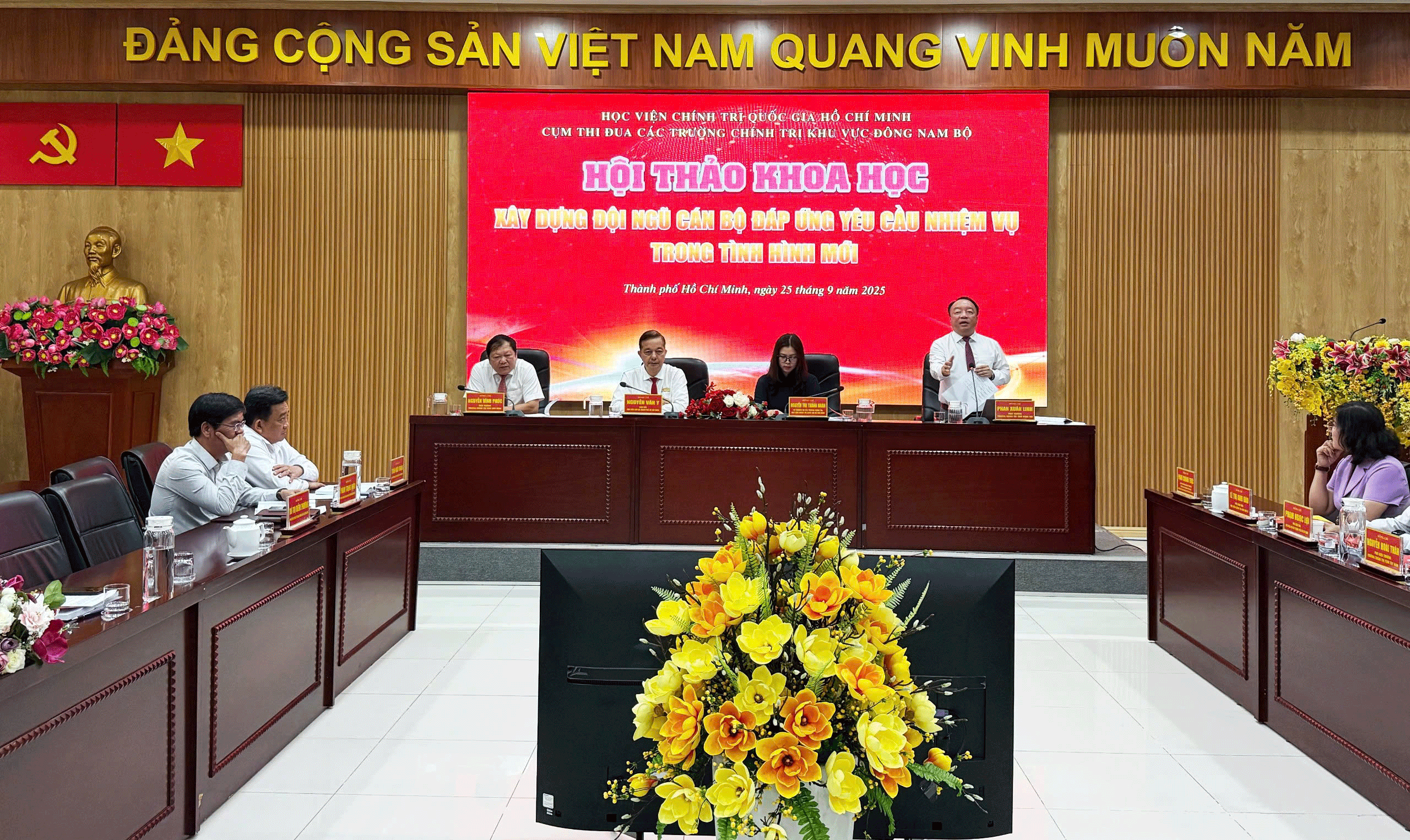 Ph&aacute;t triển đội ngũ c&aacute;n bộ "vừa hồng, vừa chuy&ecirc;n" - Ảnh 1.