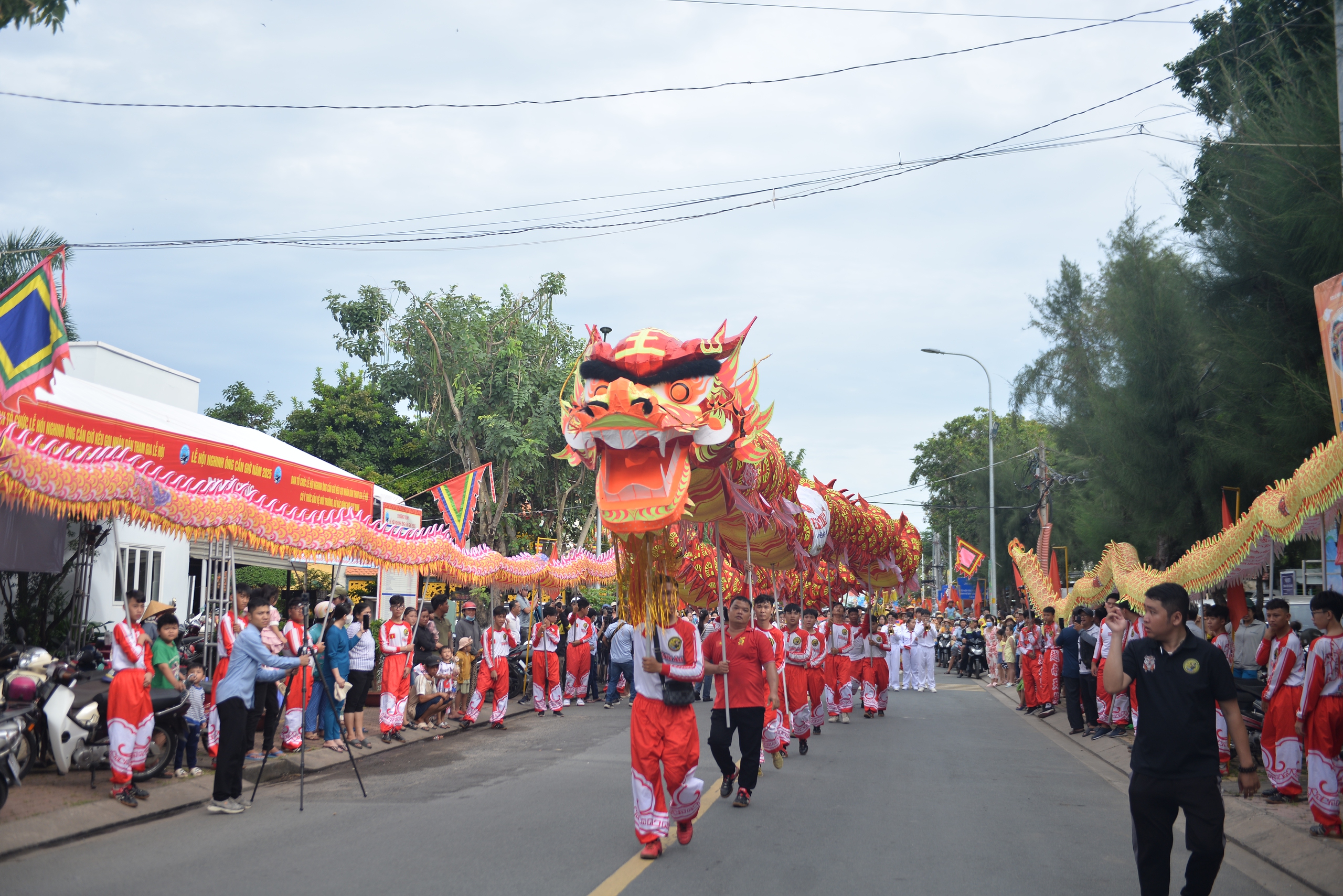 Lễ Thượng Kỳ trang nghi&ecirc;m mở m&agrave;n Lễ hội Nghinh &Ocirc;ng Cần Giờ 2025 - Ảnh 7.