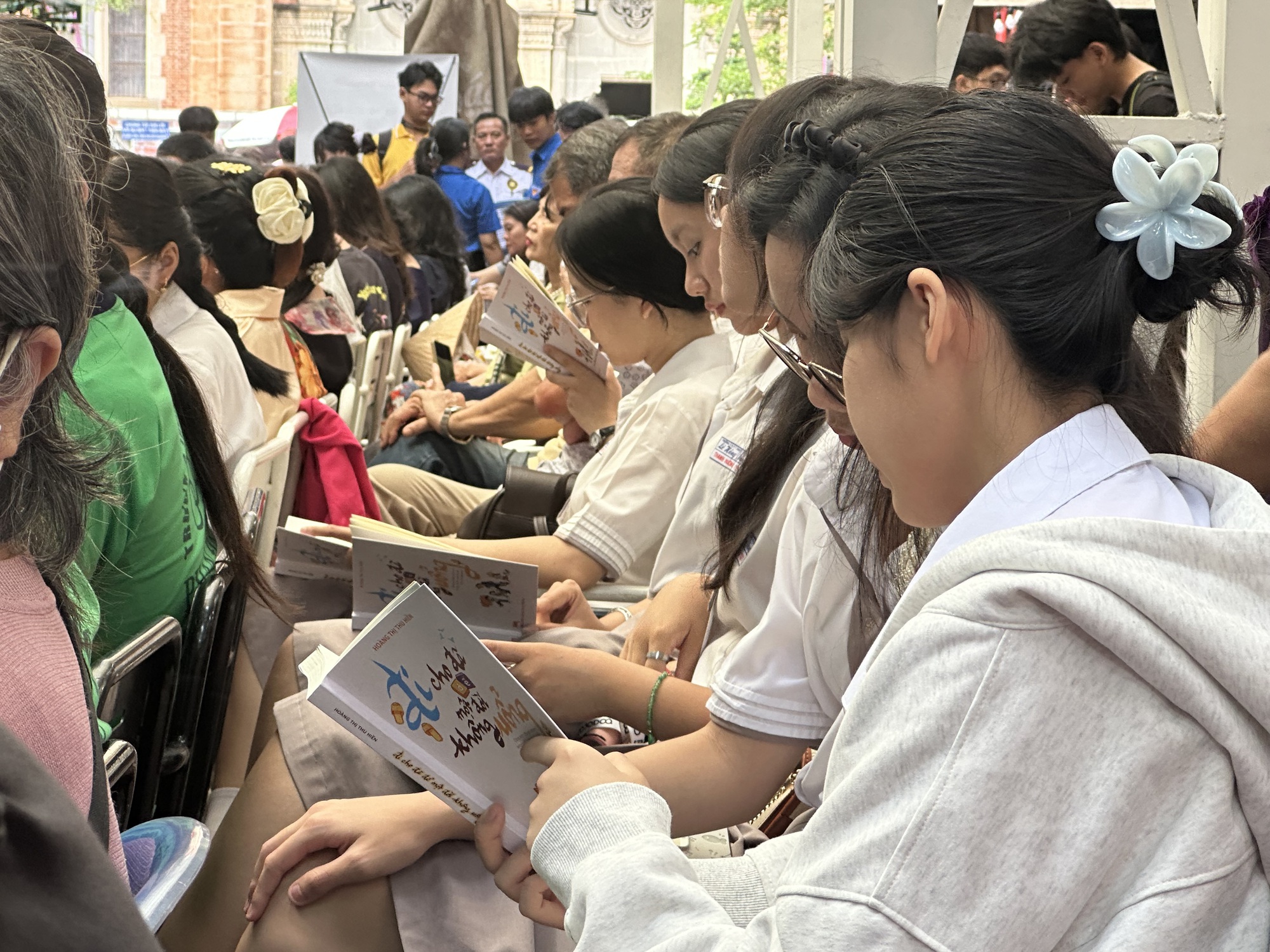 C&ocirc; gi&aacute;o 10 năm &ldquo;c&otilde;ng&rdquo; s&aacute;ch gửi y&ecirc;u thương đến v&ugrave;ng b&atilde;o lũ - Ảnh 2.