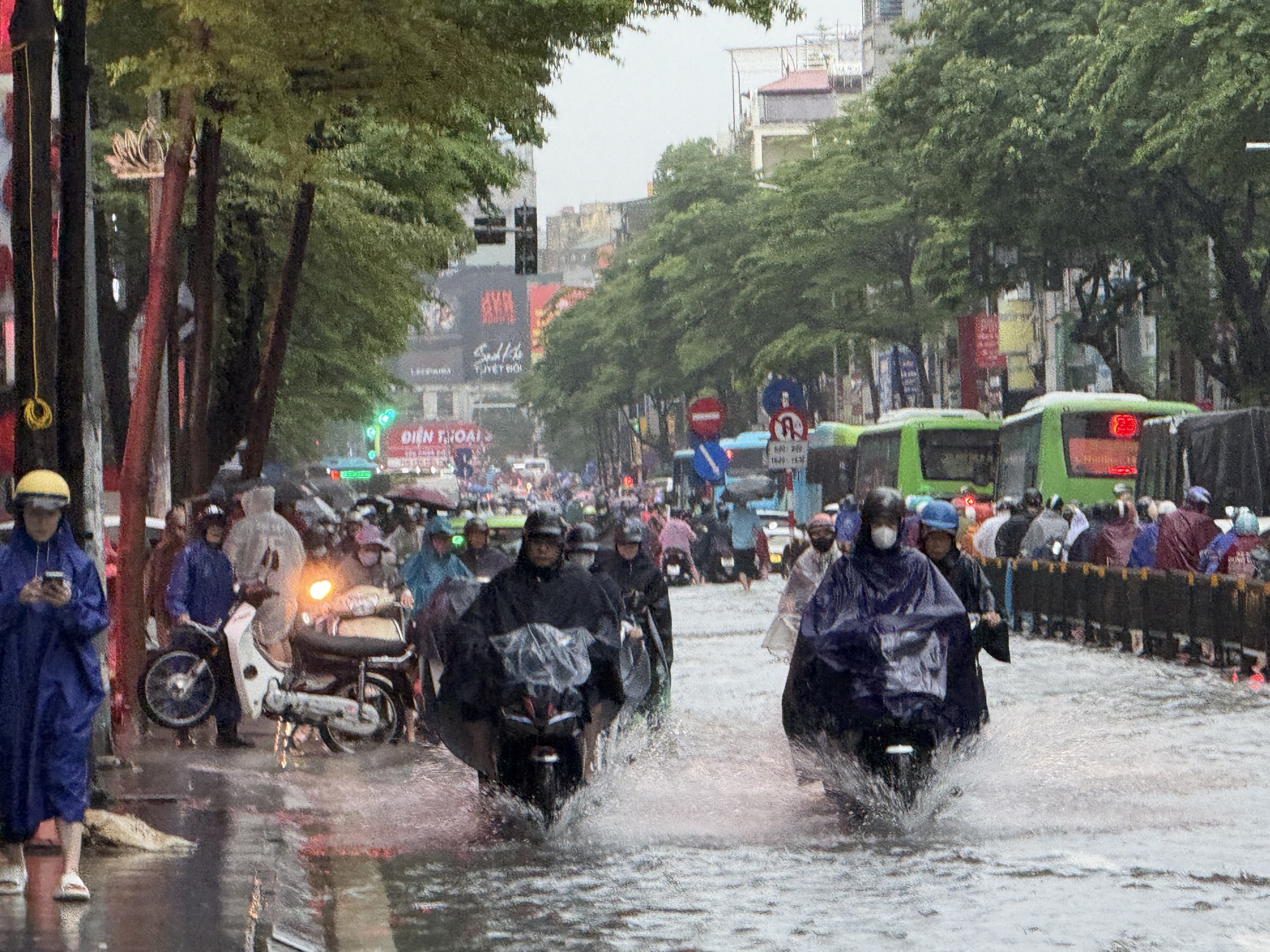 Chủ tịch H&agrave; Nội: Chủ động cho học sinh nghỉ học để ứng ph&oacute; b&atilde;o số 11 - Ảnh 2.