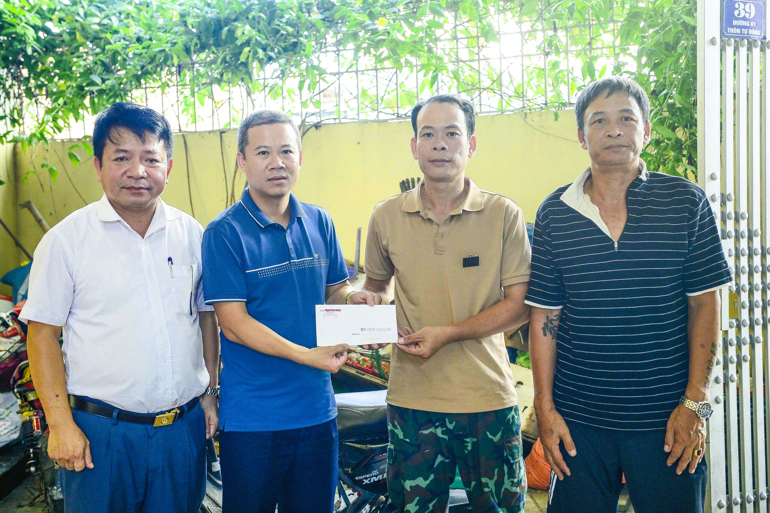 Báo Người Lao Động trao 60 triệu đồng tới gia đình gặp nạn bão số 10 ở Thanh Hóa - Ảnh 3.