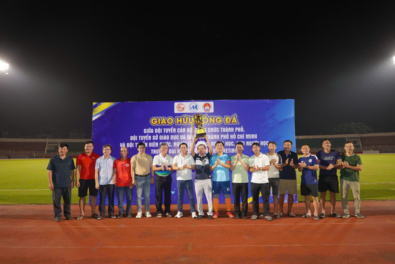 Trường ĐH tổ chức b&oacute;ng đ&aacute;, g&acirc;y quỹ hơn 1,3 tỷ đồng hỗ trợ đồng b&agrave;o miền Trung  - Ảnh 1.