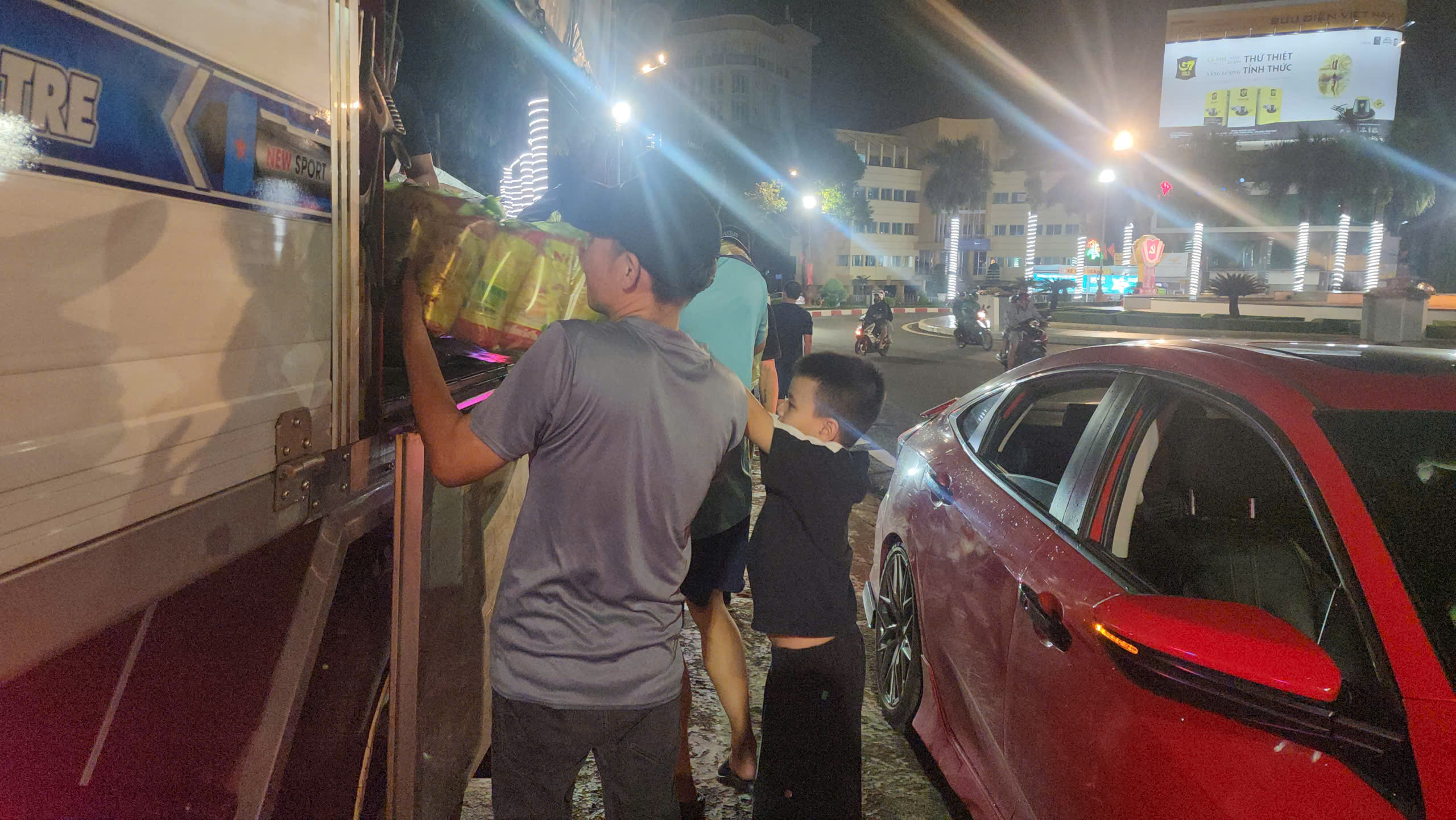 Người d&acirc;n Đắk Lắk hỗ trợ miền Trung khắc phục hậu quả b&atilde;o số 10 - Ảnh 3.