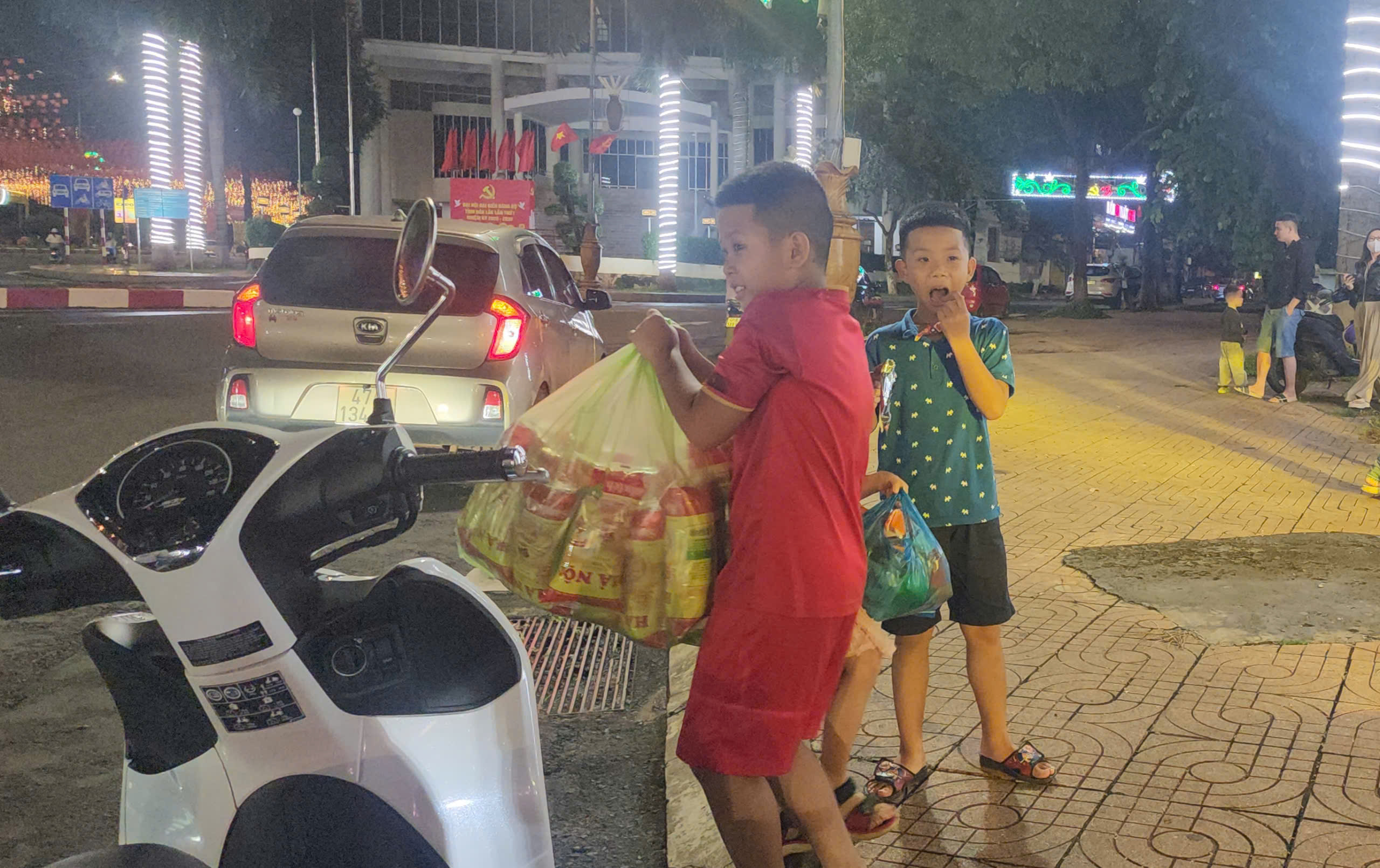 Người d&acirc;n Đắk Lắk hỗ trợ miền Trung khắc phục hậu quả b&atilde;o số 10 - Ảnh 2.