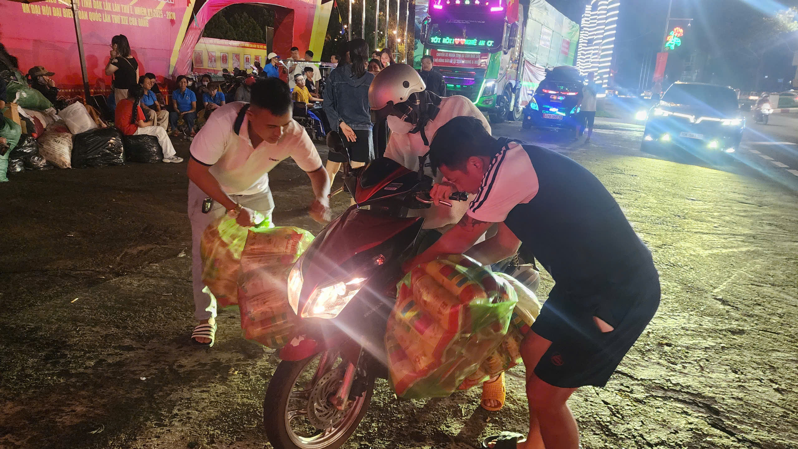 Người d&acirc;n Đắk Lắk hỗ trợ miền Trung khắc phục hậu quả b&atilde;o số 10 - Ảnh 1.
