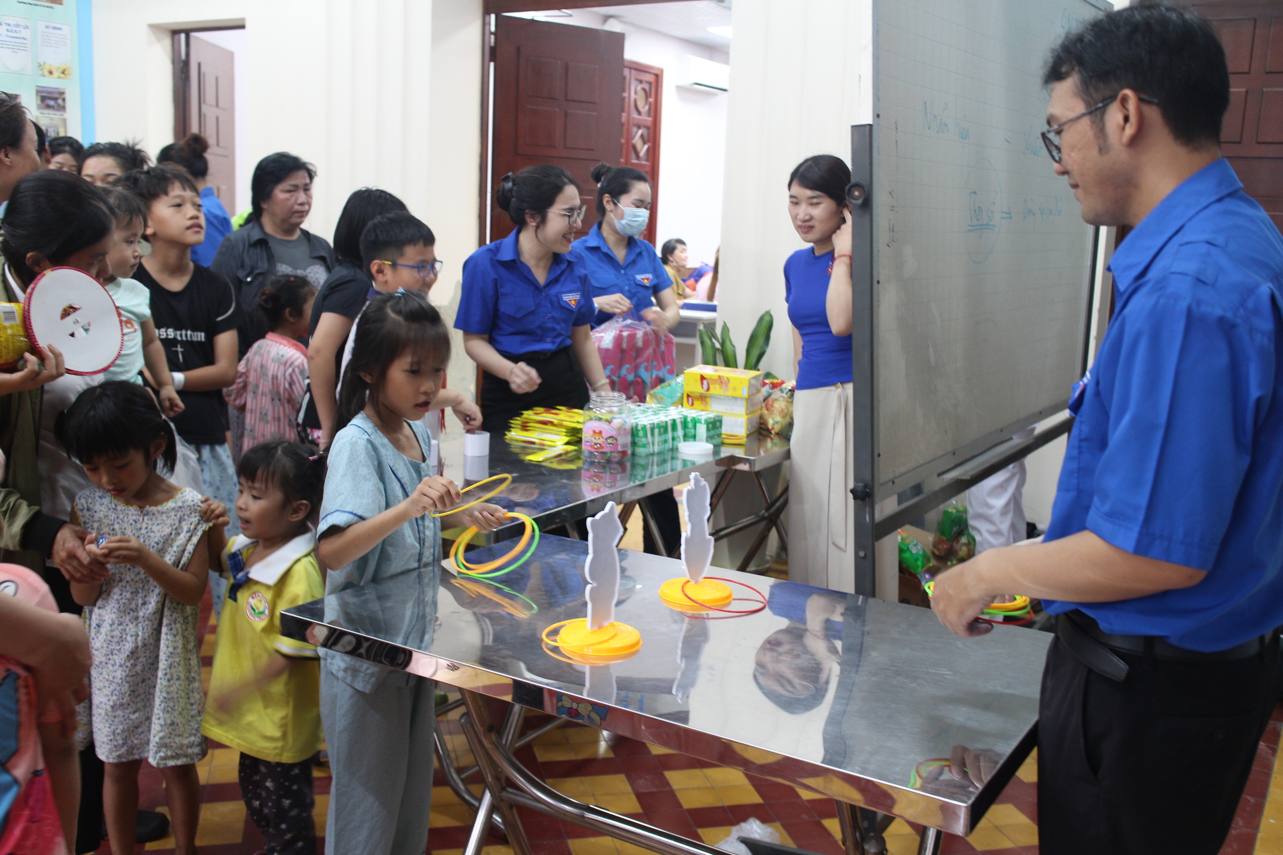 Đ&ecirc;m Trung thu ấm &aacute;p của bệnh nhi Bệnh viện Mắt TP HCM - Ảnh 1.