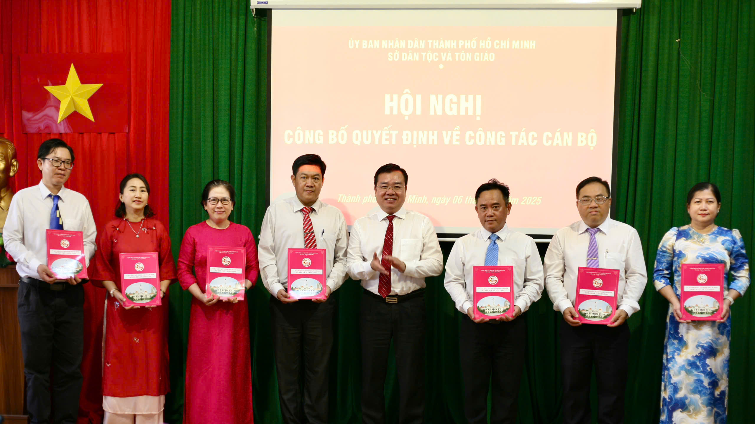 TP HCM: Trao quyết định nh&acirc;n sự Sở D&acirc;n tộc v&agrave; T&ocirc;n gi&aacute;o - Ảnh 1.