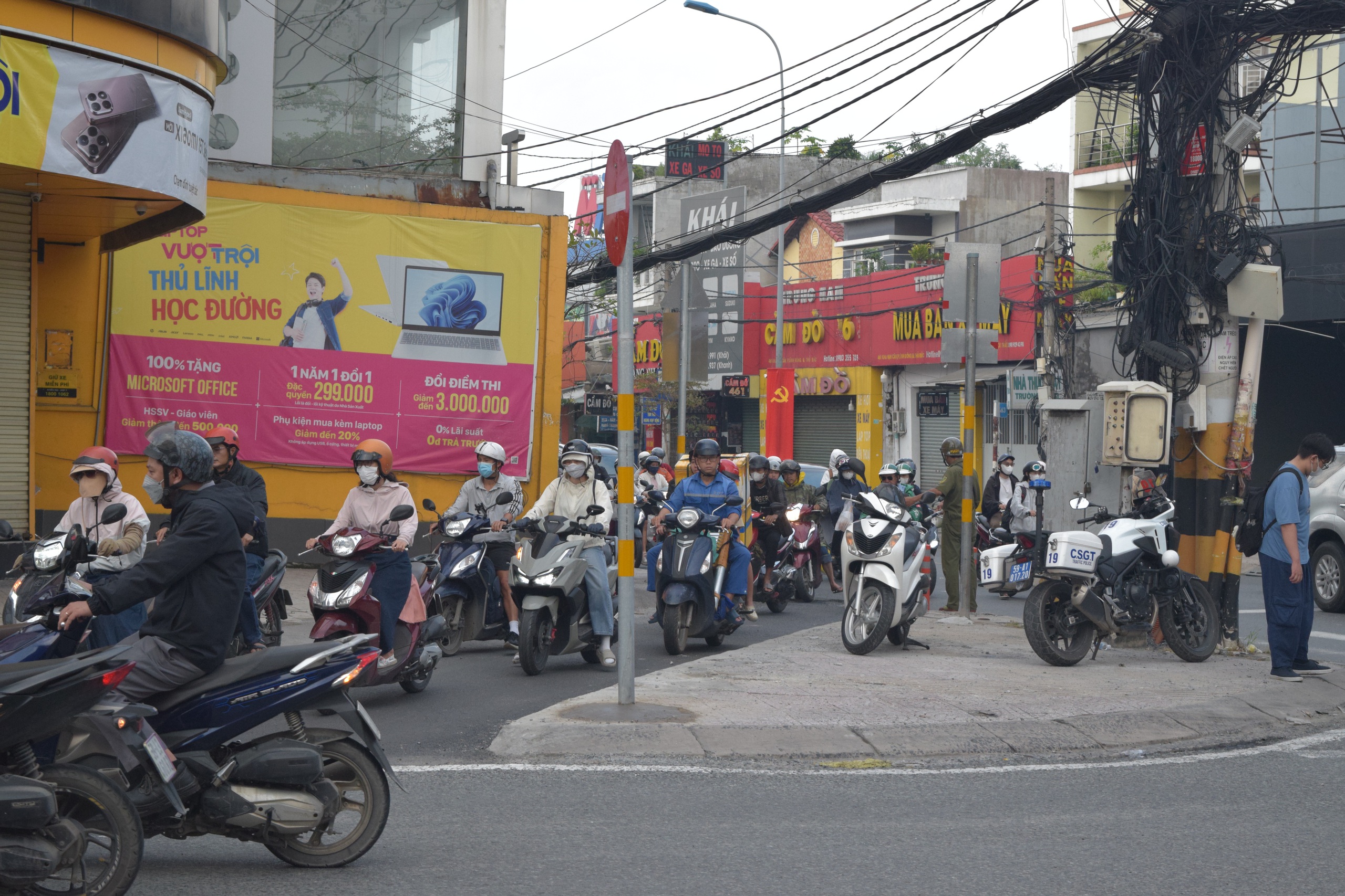 Gọt vỉa hè, giao thông "dễ thở" - Ảnh 1.