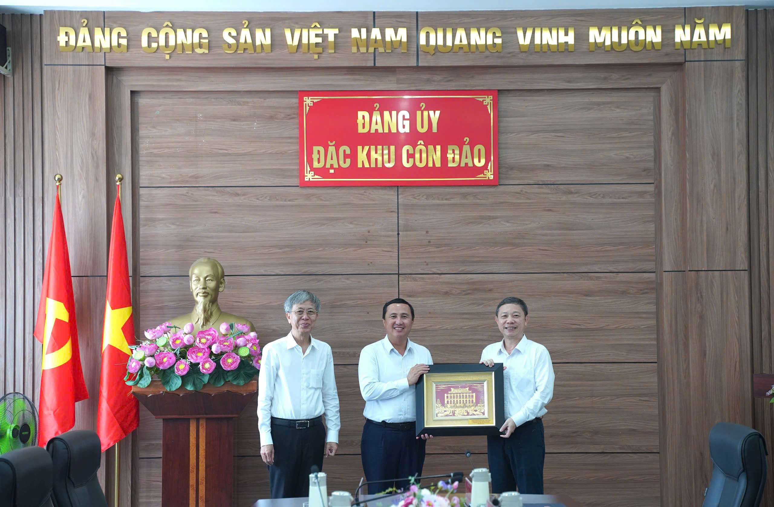 Ban Tuy&ecirc;n gi&aacute;o v&agrave; D&acirc;n vận Th&agrave;nh ủy TP HCM l&agrave;m việc với Đặc khu C&ocirc;n Đảo - Ảnh 1.