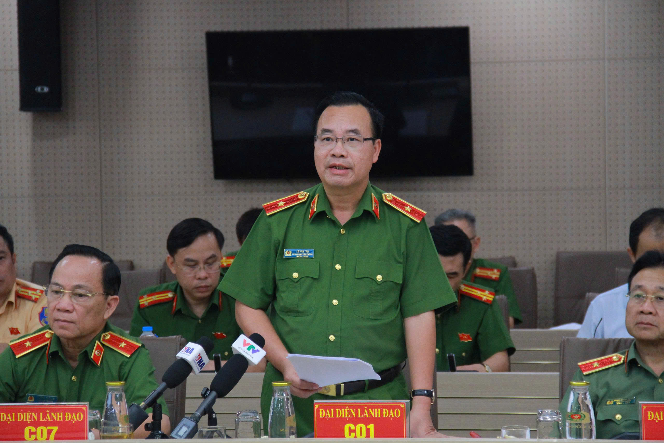 Bộ C&ocirc;ng an th&ocirc;ng tin ch&iacute;nh thức vụ nữ doanh nh&acirc;n Ho&agrave;ng Hường tại buổi họp b&aacute;o - Ảnh 1.