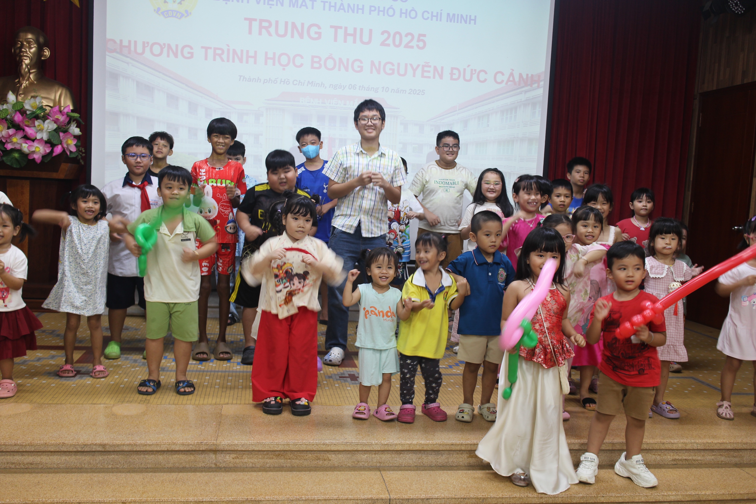 Đ&ecirc;m Trung thu ấm &aacute;p của bệnh nhi Bệnh viện Mắt TP HCM - Ảnh 3.