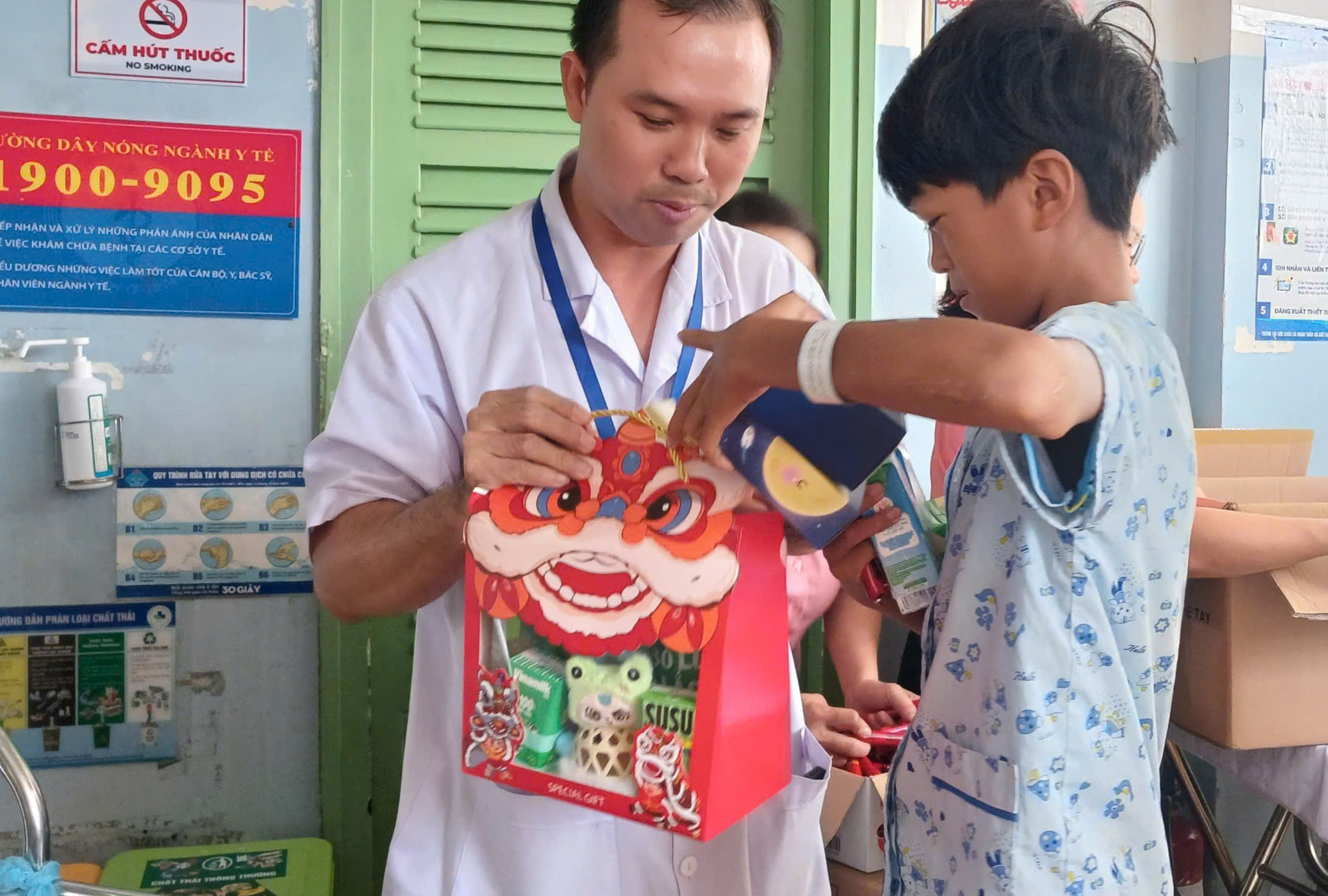 Đ&ecirc;m Trung thu ấm &aacute;p của bệnh nhi Bệnh viện Mắt TP HCM - Ảnh 5.
