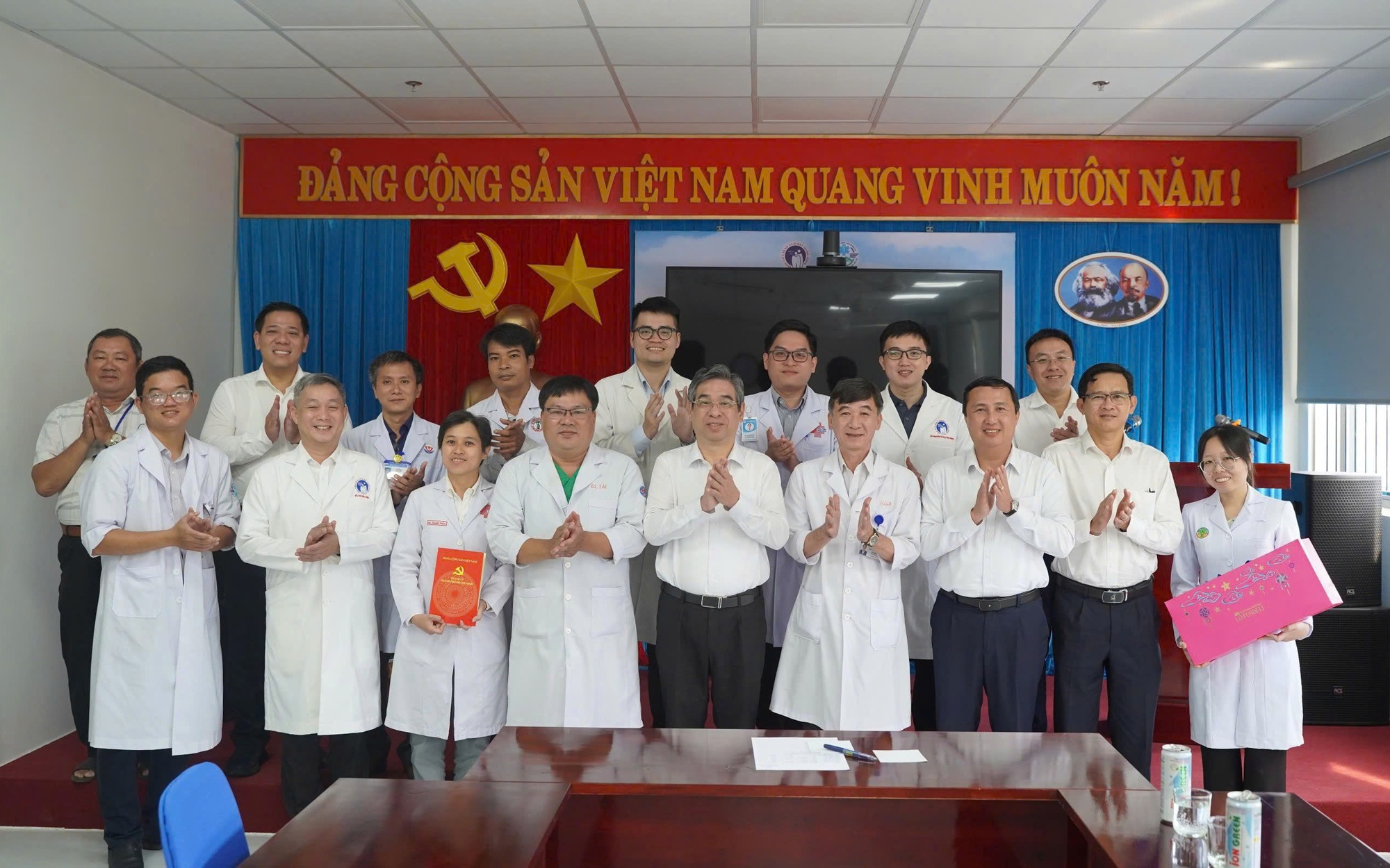 Phó Bí thư Thành ủy TP HCM Nguyễn Phước Lộc thăm, tặng quà các bác sĩ tăng cường ra Đặc khu Côn Đảo