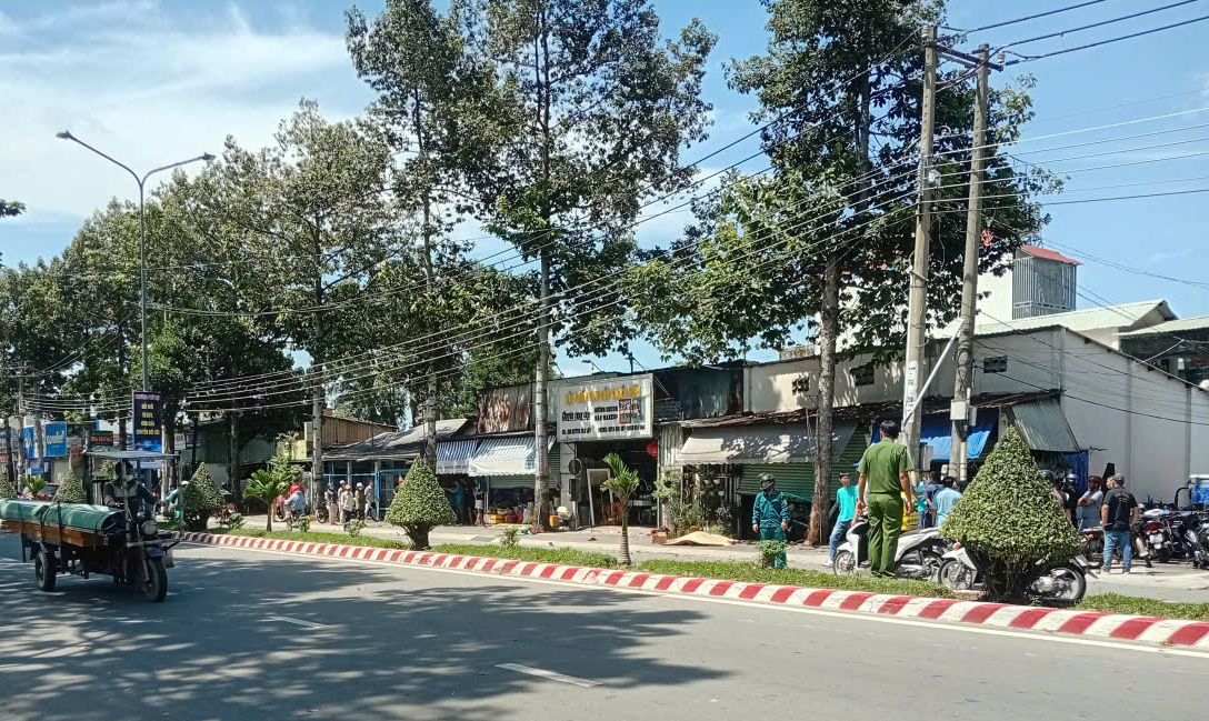 Tai nạn giao th&ocirc;ng TP HCM: Xe taxi c&ocirc;ng nghệ lao sang l&agrave;n ngược chiều t&ocirc;ng người đi xe m&aacute;y - Ảnh 1.