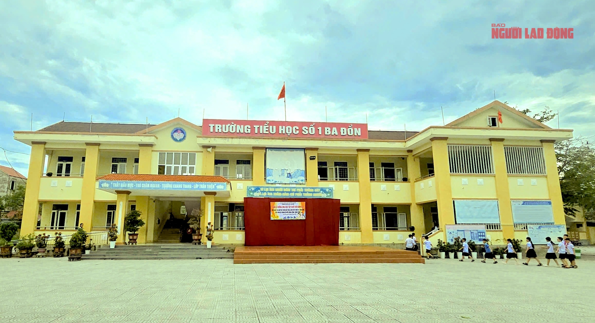 Nữ hiệu trưởng trường tiểu học số 1 Ba Đồn lên tiếng về khay cơm 25 . 000 Đồng gây bão - Ảnh 1.