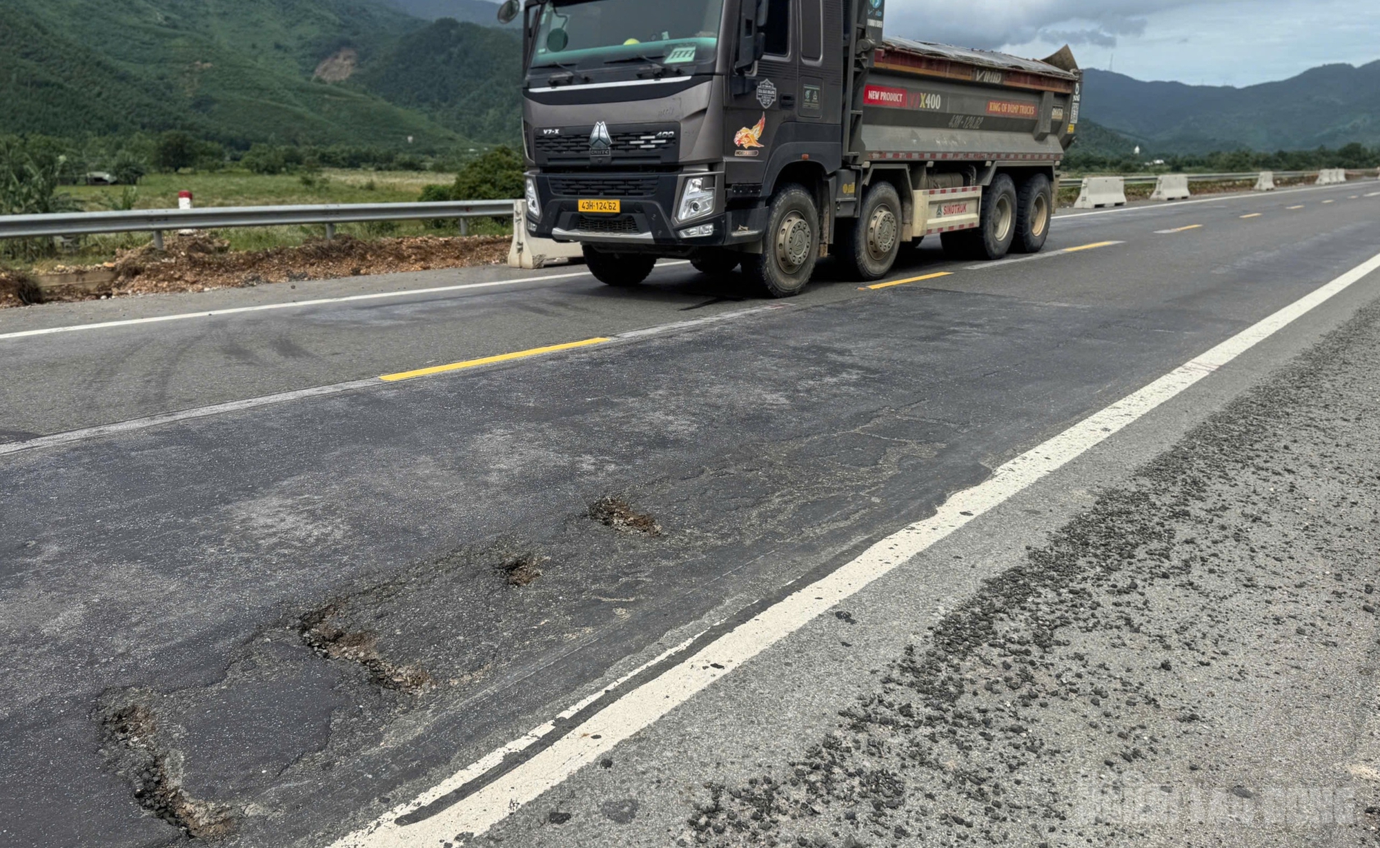 Mặt đường cao tốc La Sơn &ndash; H&ograve;a Li&ecirc;n hư hỏng nghi&ecirc;m trọng qua Đ&agrave; Nẵng - Ảnh 3.