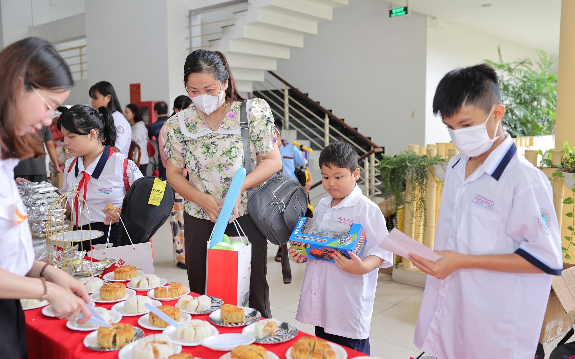 Mang Tết Trung thu đến với trẻ em khó khăn ở TP HCM