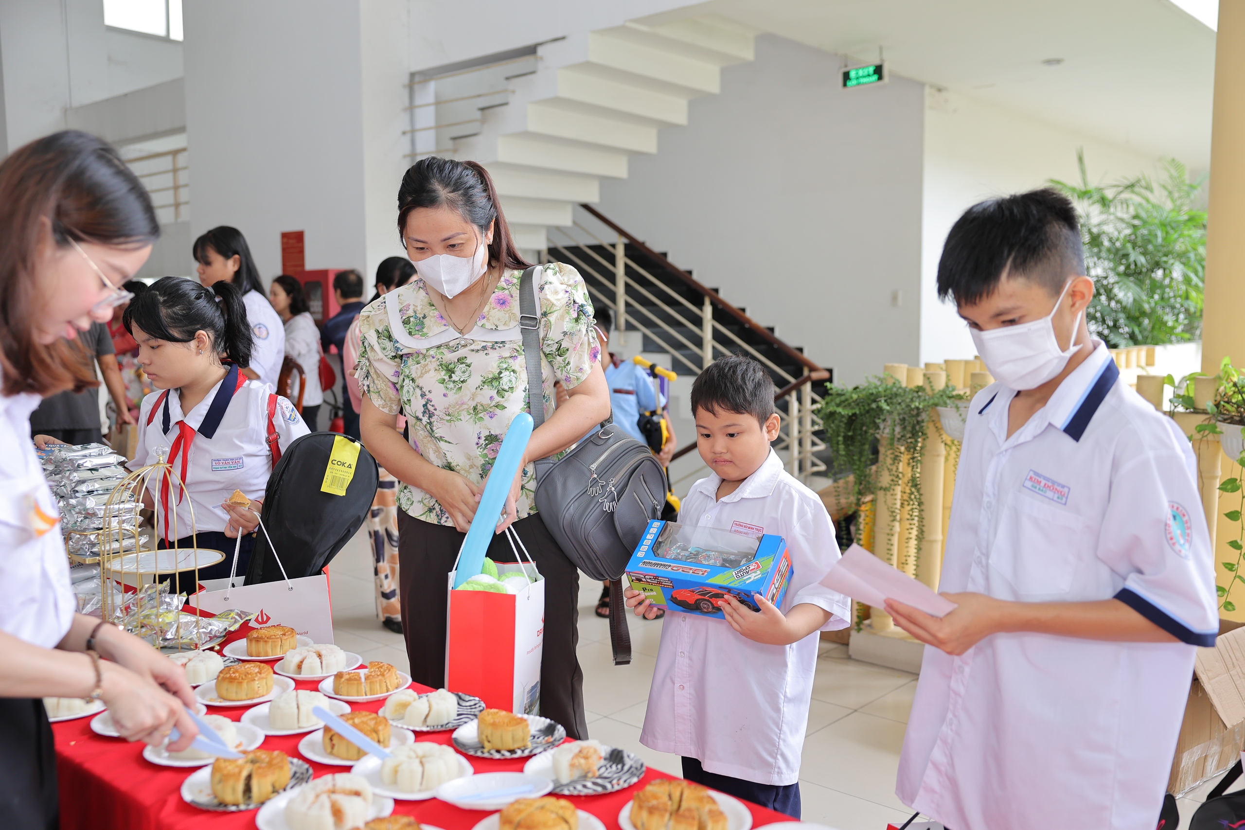 Mang Tết Trung thu &yacute; nghĩa đến với trẻ em kh&oacute; khăn ở TP HCM - Ảnh 3.