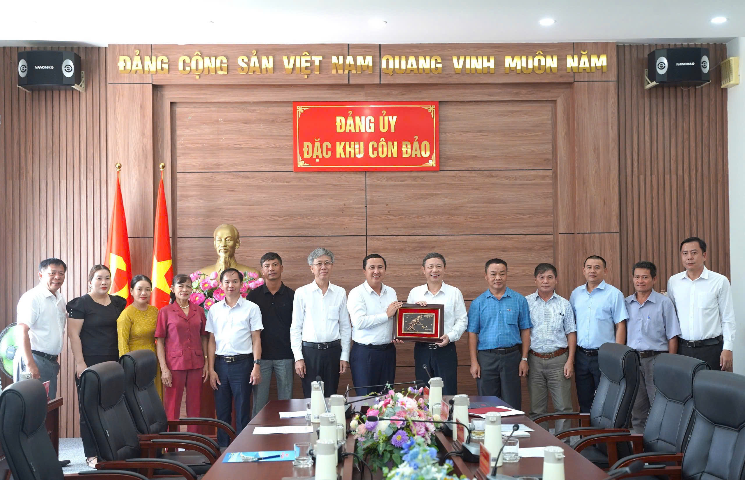 Ban Tuy&ecirc;n gi&aacute;o v&agrave; D&acirc;n vận Th&agrave;nh ủy TP HCM l&agrave;m việc với Đặc khu C&ocirc;n Đảo - Ảnh 2.