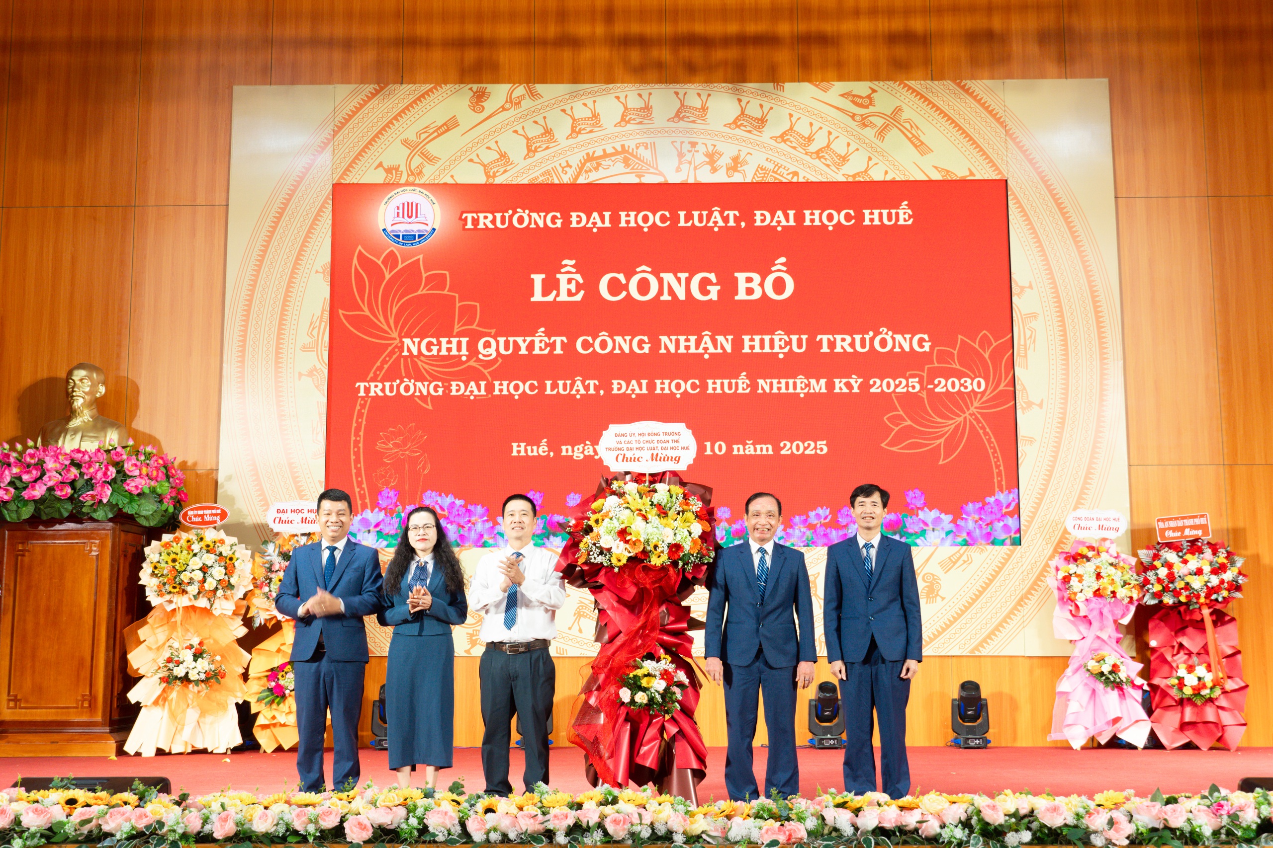 Năm cam kết của Hiệu trưởng Trường ĐH Luật Huế vừa được t&aacute;i bổ nhiệm - Ảnh 2.