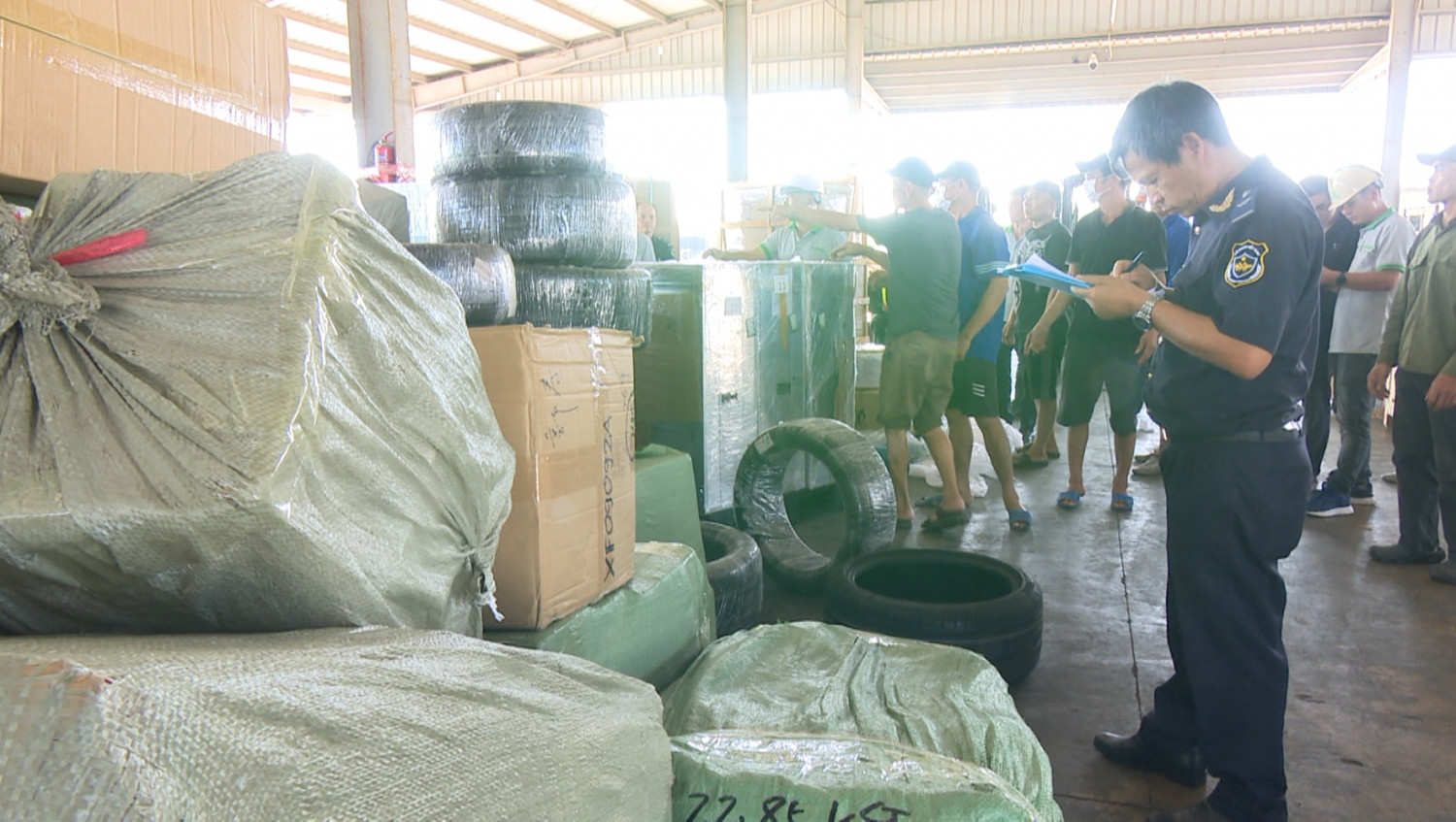 Triệt ph&aacute; đường d&acirc;y bu&ocirc;n lậu h&agrave;ng gia c&ocirc;ng tại Cửa khẩu Bắc Lu&acirc;n 2 g&acirc;y thiệt hại lớn - Ảnh 3.