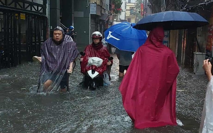 "Hà Nội mưa to gây ngập lụt, học sinh phải đi học", ngành Khí tượng thủy văn nói gì?