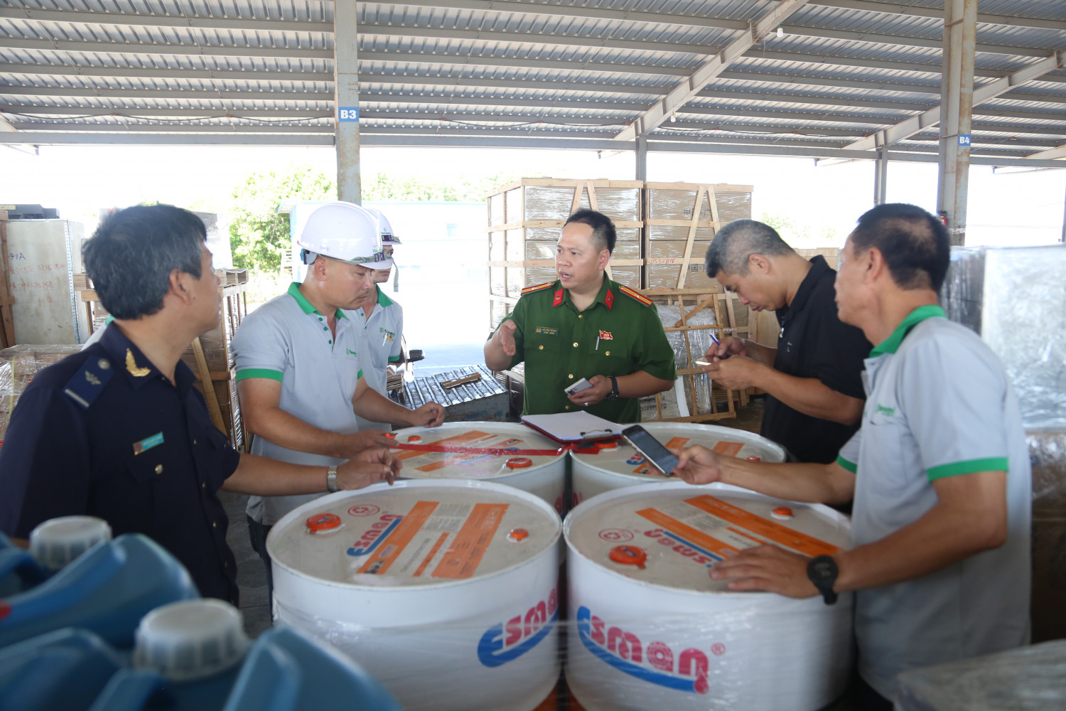 Triệt ph&aacute; đường d&acirc;y bu&ocirc;n lậu h&agrave;ng gia c&ocirc;ng tại Cửa khẩu Bắc Lu&acirc;n 2 g&acirc;y thiệt hại lớn - Ảnh 1.